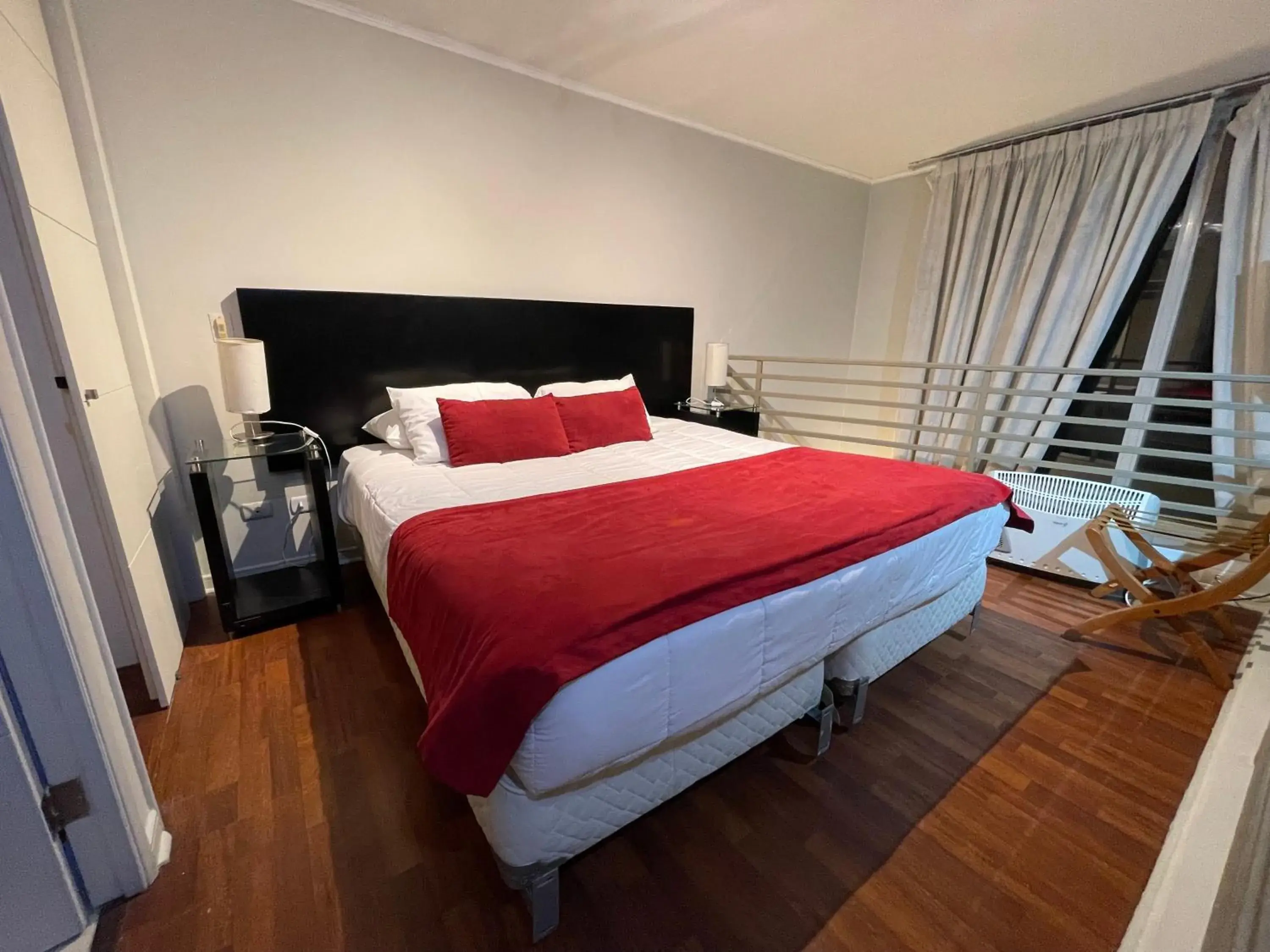 Photo of the whole room, Bed in VR Suite Santiago