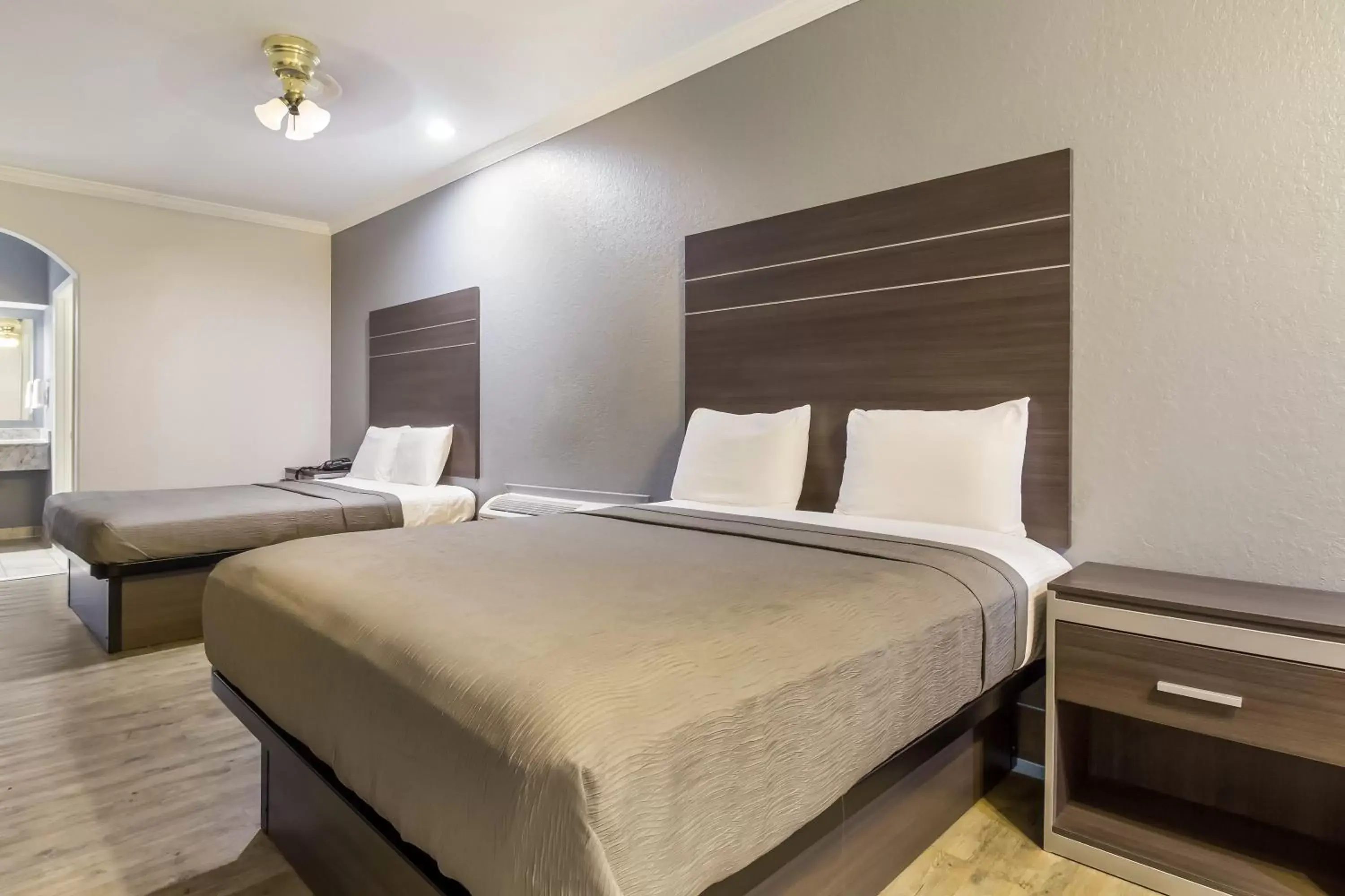 Bed in Americas Best Value Platinum Inn & Suites