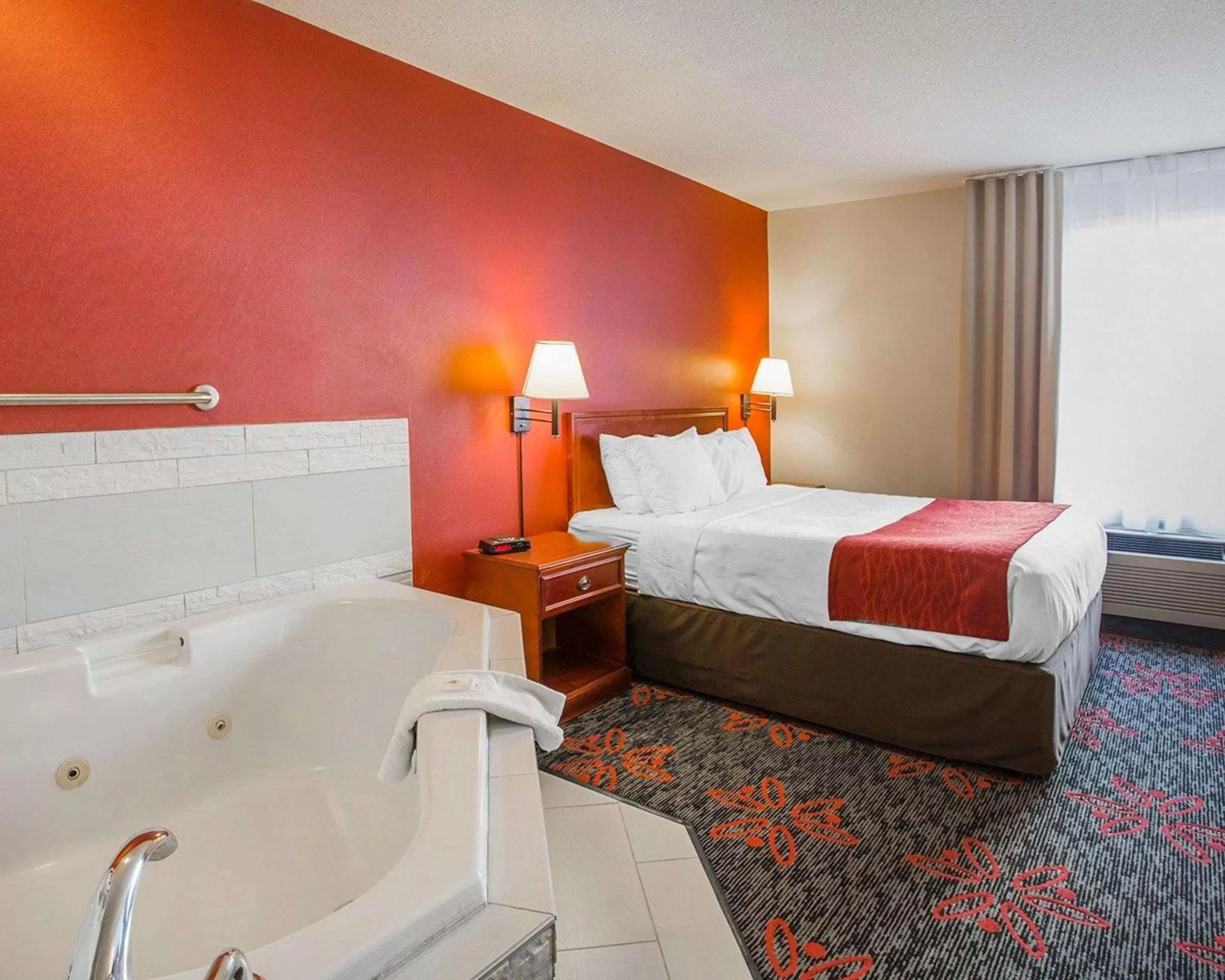 Photo of the whole room, Bed in Comfort Inn & Suites University