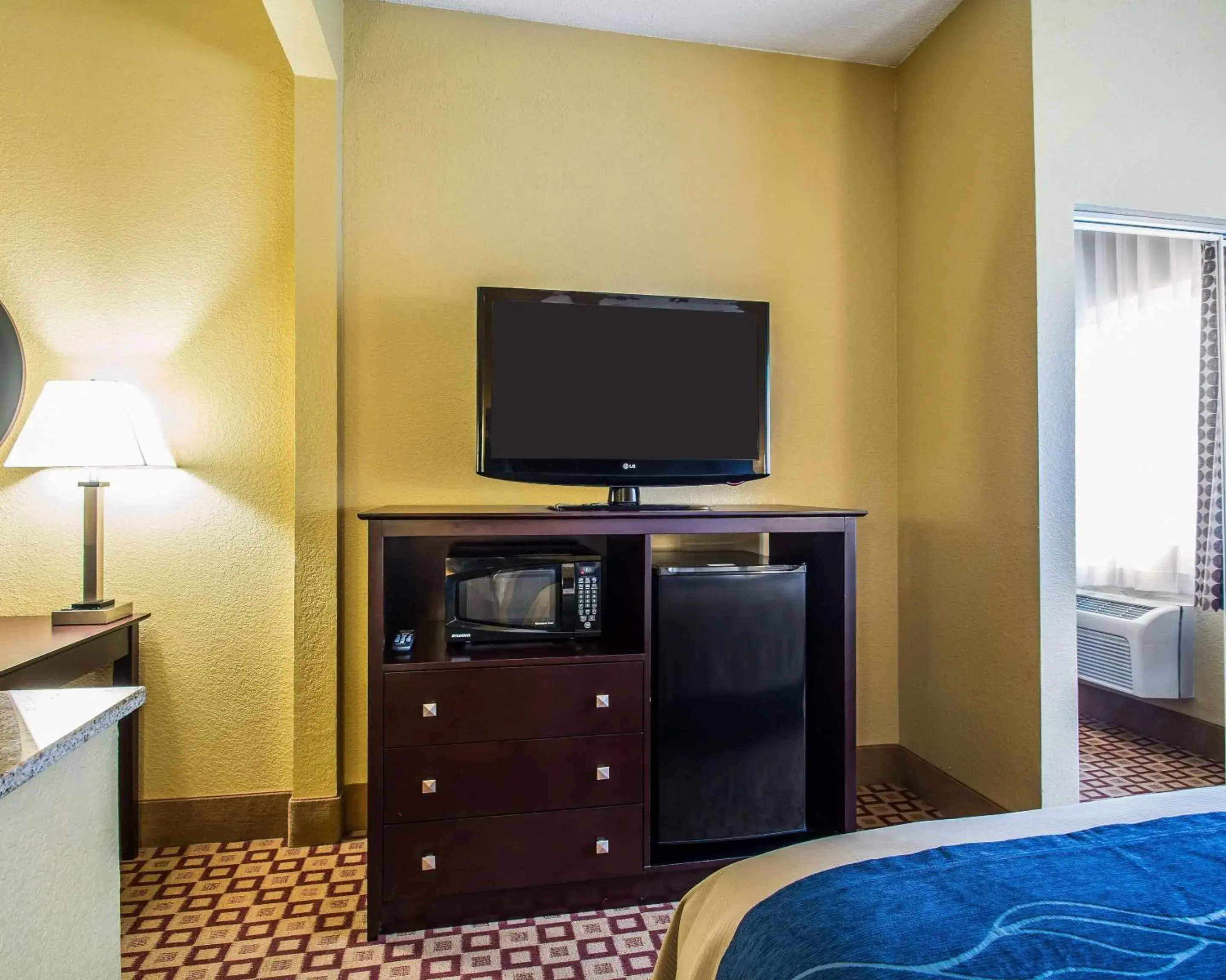 Photo of the whole room, TV/Entertainment Center in Quality Inn Plant City - Lakeland