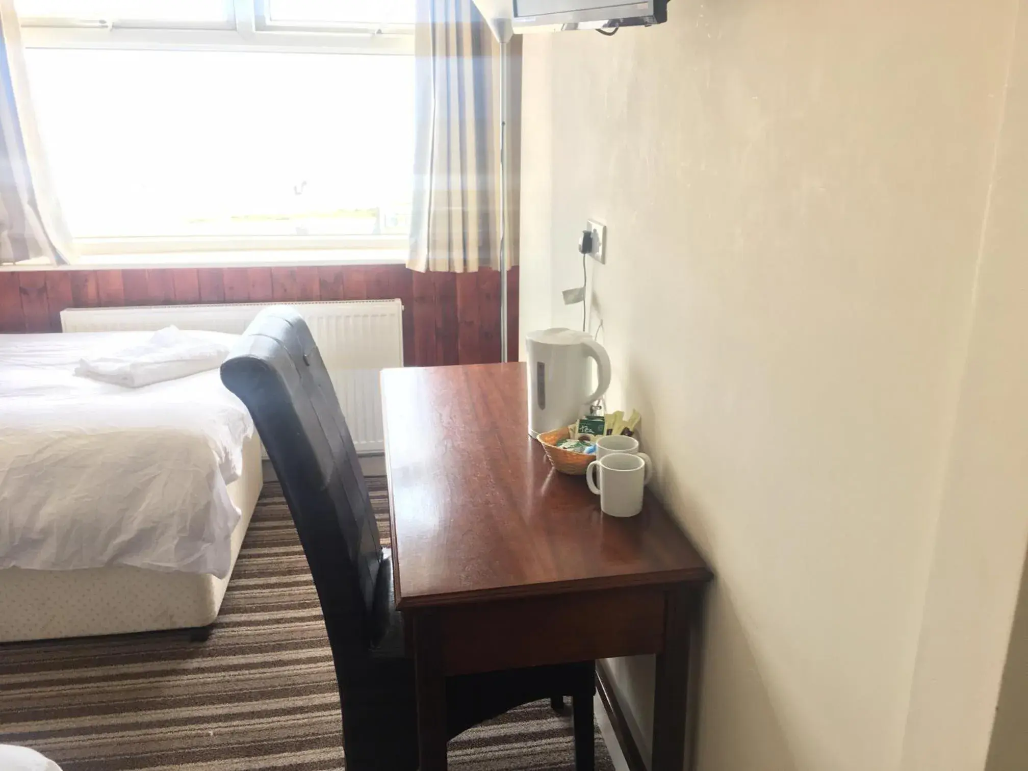Coffee/tea facilities, Bed in Sunny Days Hotel