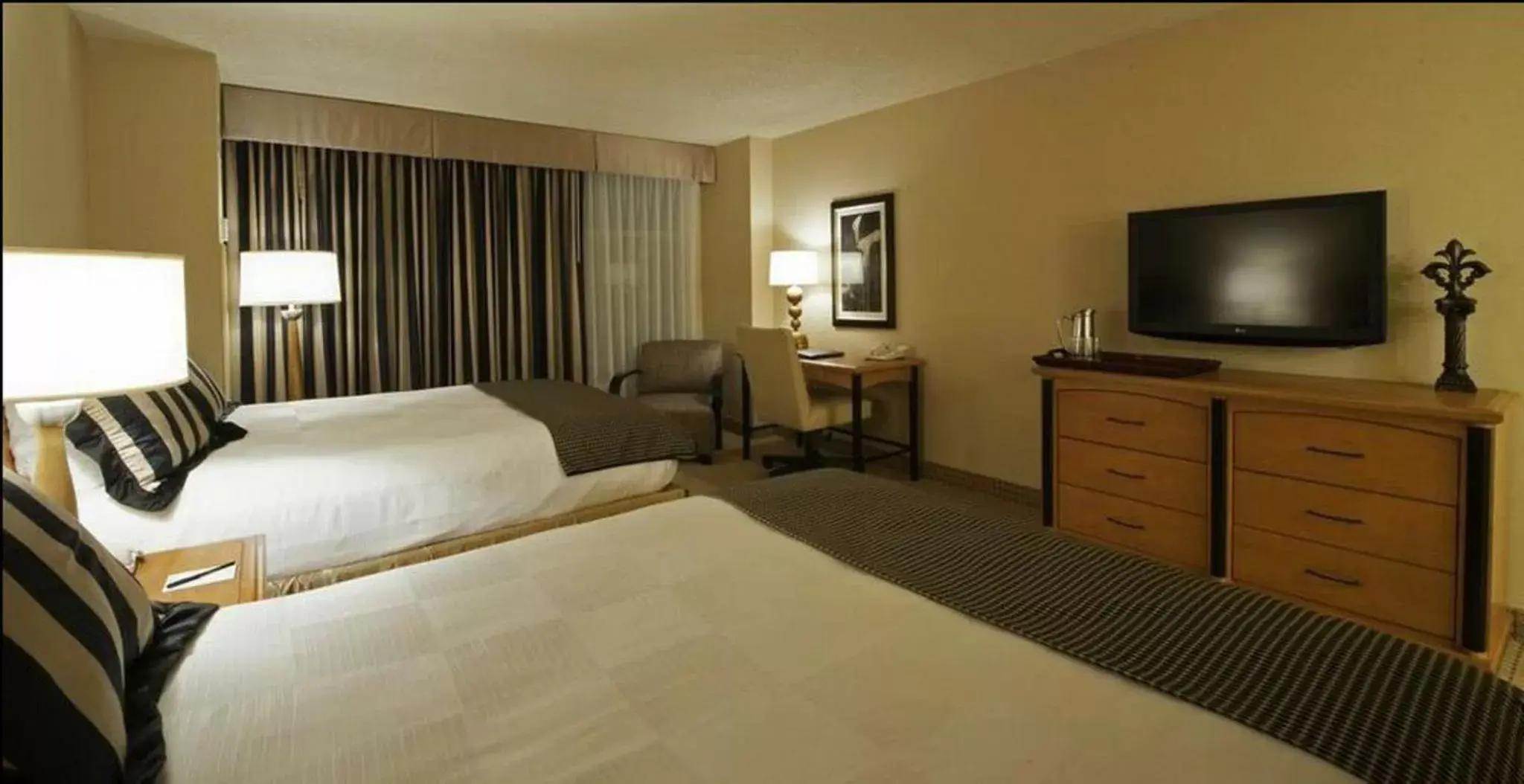 Photo of the whole room, Bed in Hollywood Casino - Bay Saint Louis