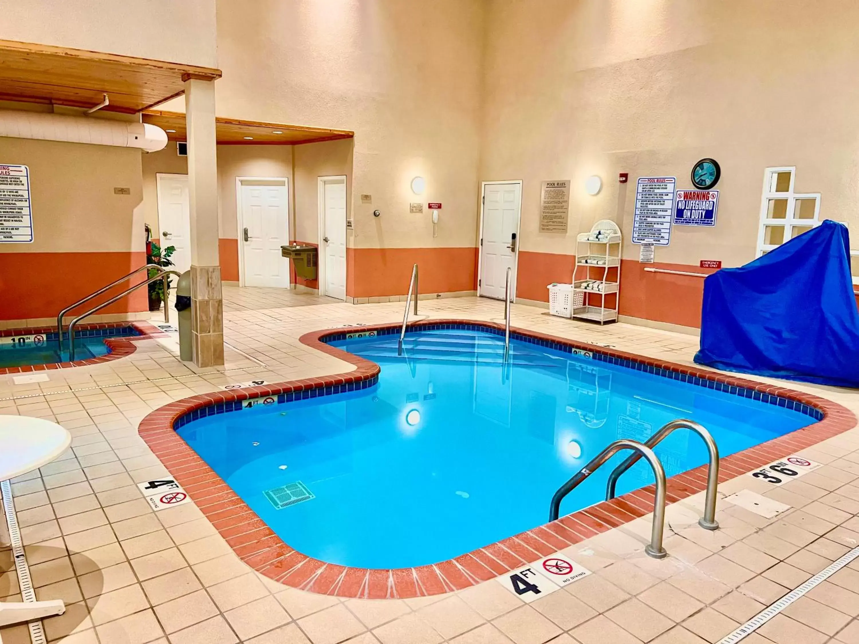 Swimming Pool in MainStay Suites Madison East