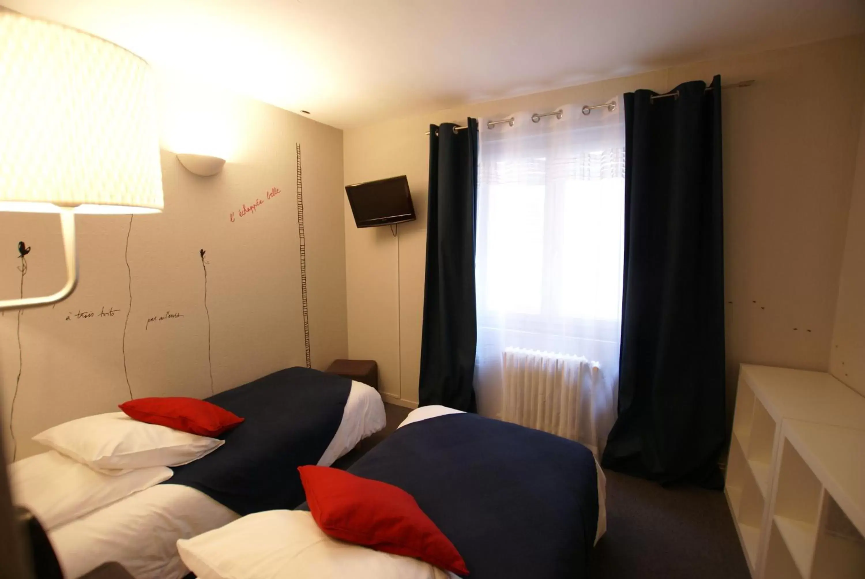 Photo of the whole room, Bed in Hotel de la Placette Barcelonnette