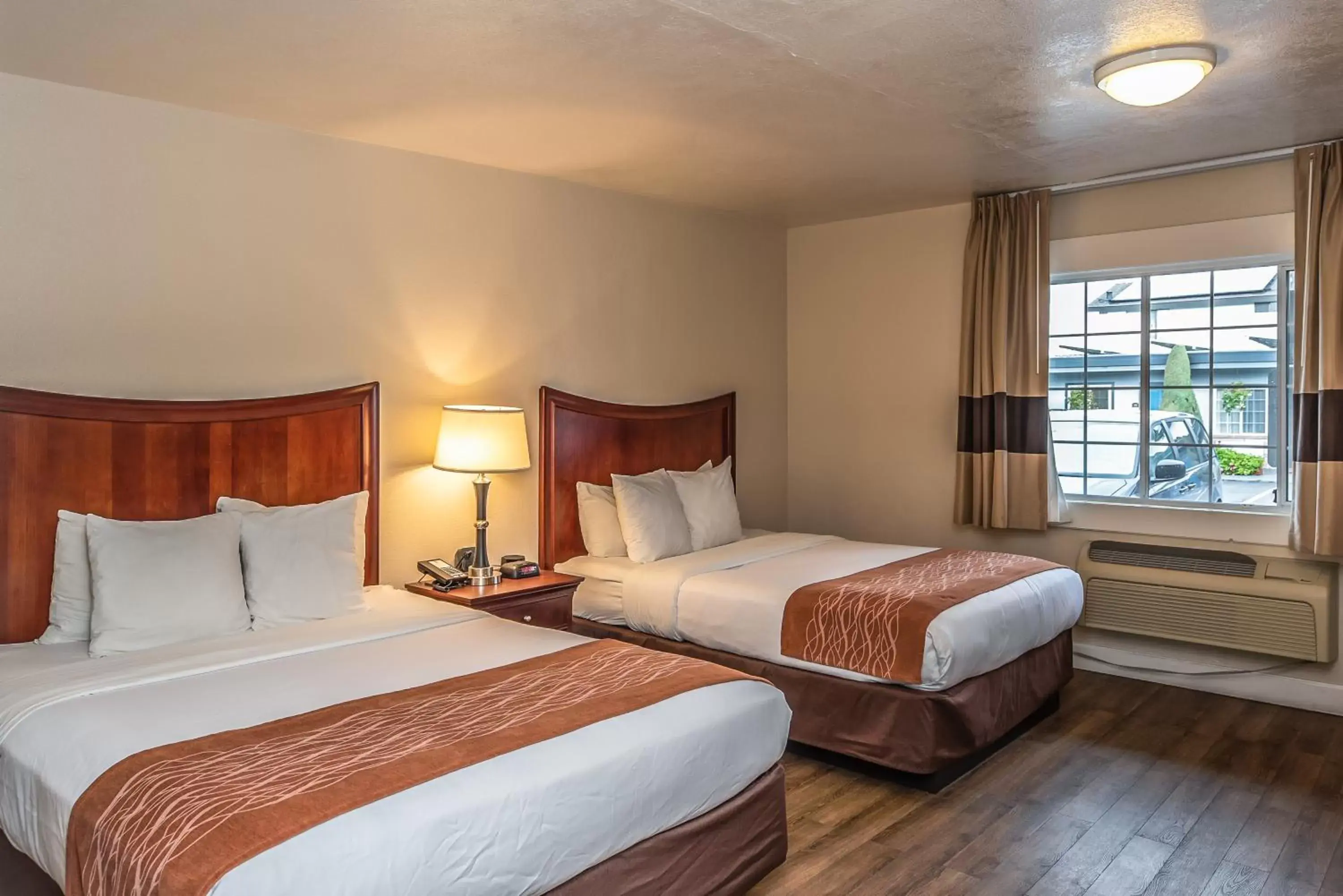 Bedroom, Bed in Blu Pacific Hotel