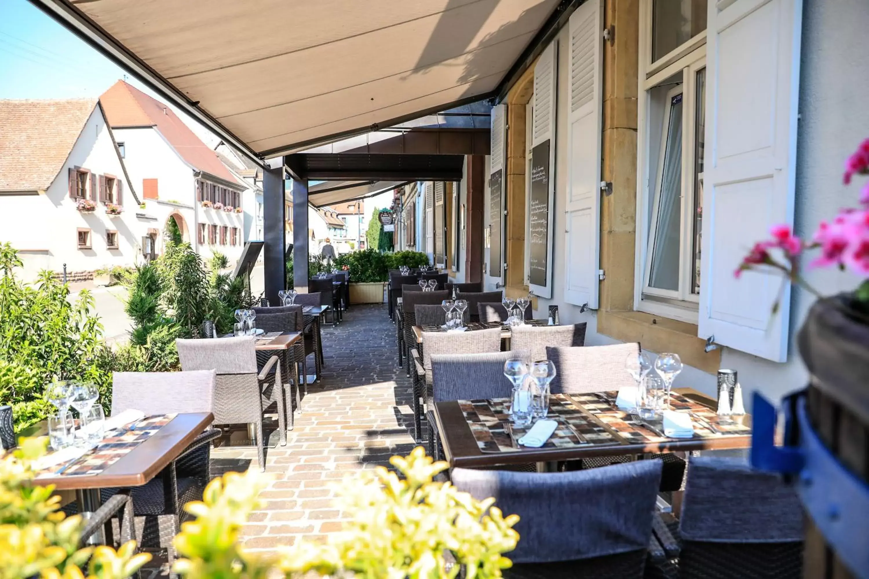 Patio, Restaurant/Places to Eat in Hôtel L'Auberge Alsacienne