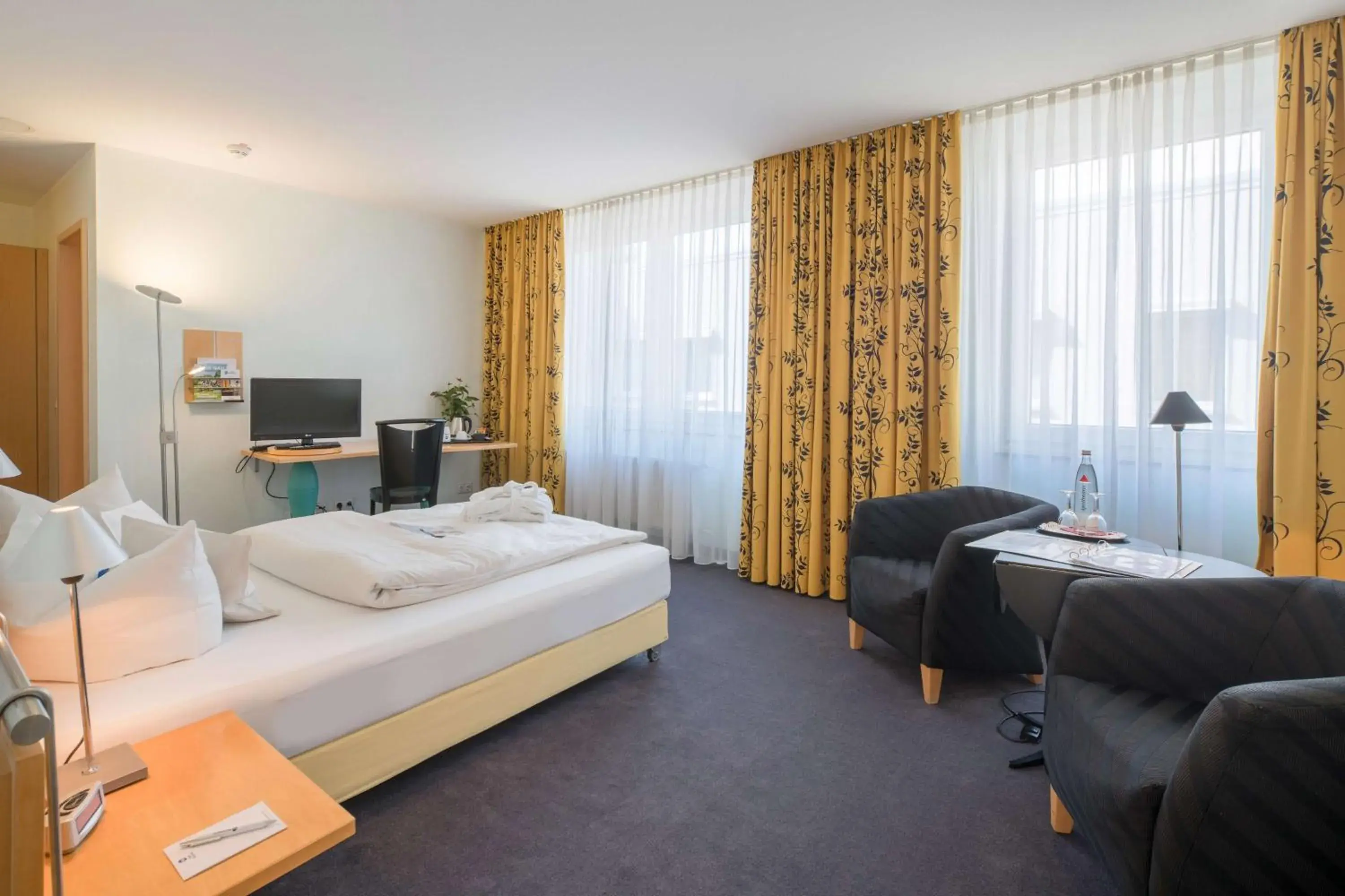 Photo of the whole room, Bed in Best Western Hotel im Forum Mulheim