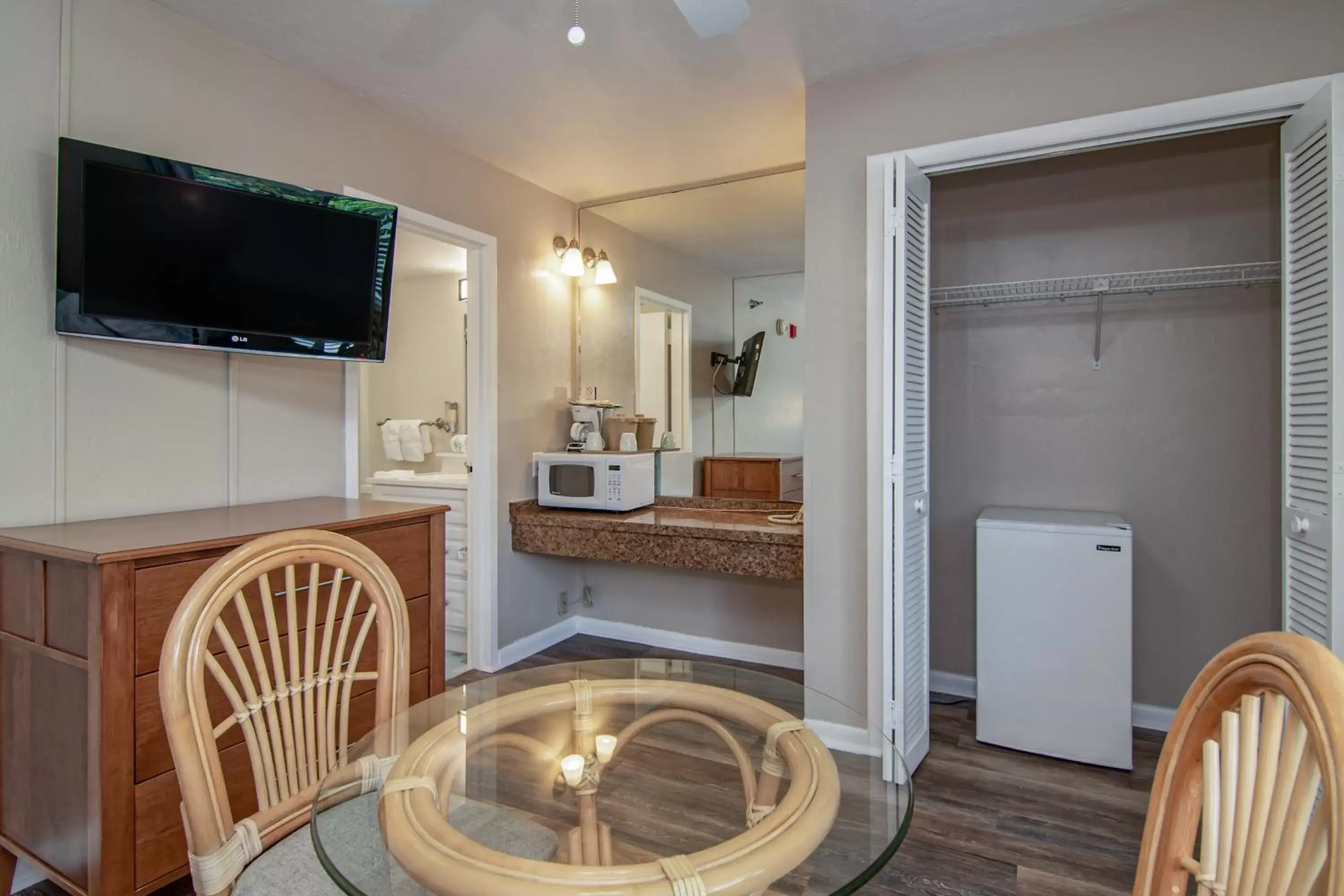 Dining area, TV/Entertainment Center in The Fairways Inn of Naples