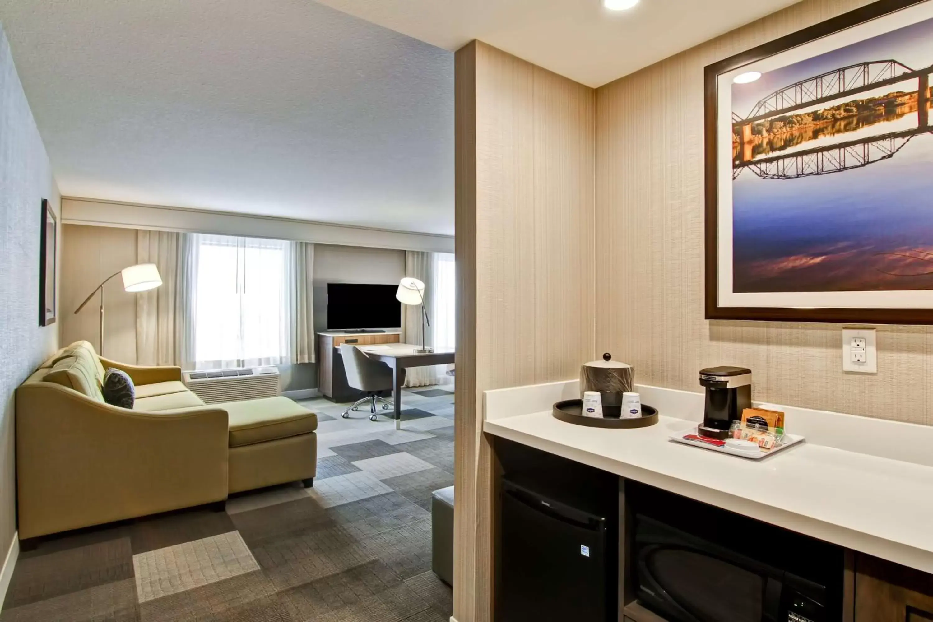 Bedroom, TV/Entertainment Center in Hampton Inn & Suites by Hilton Saskatoon Airport