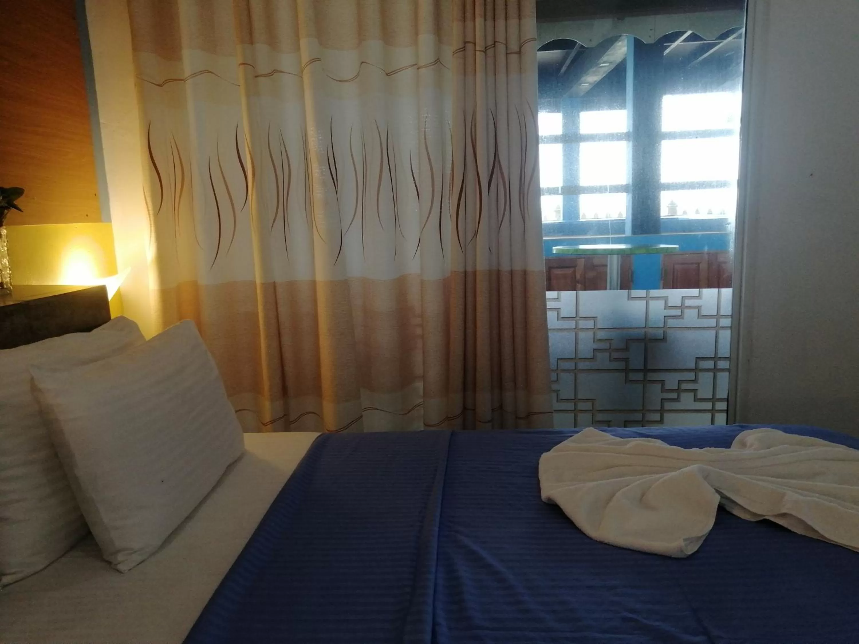 Bed in Le Petit Hotel & Restaurant