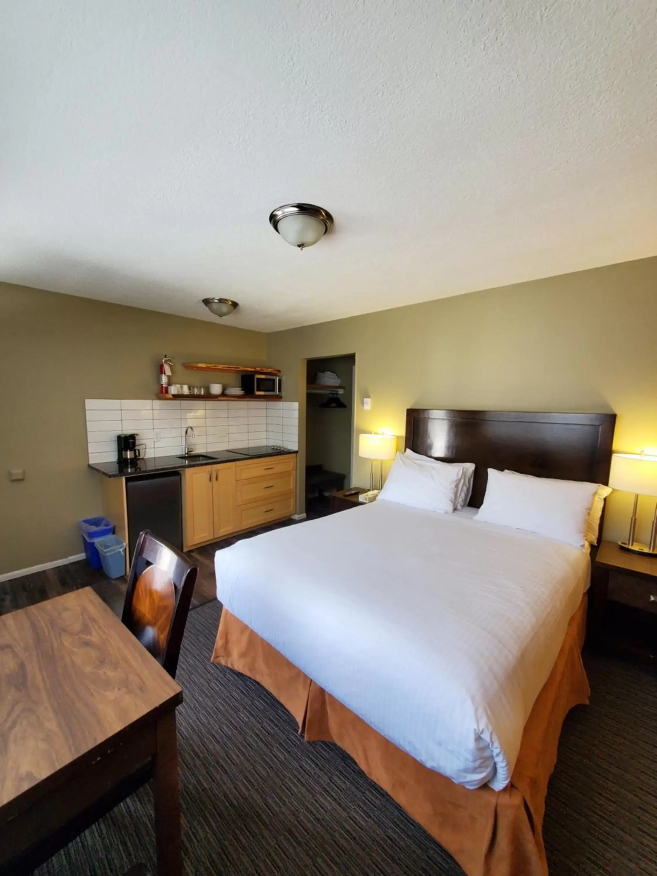 Bed in Alpine Inn & Suites