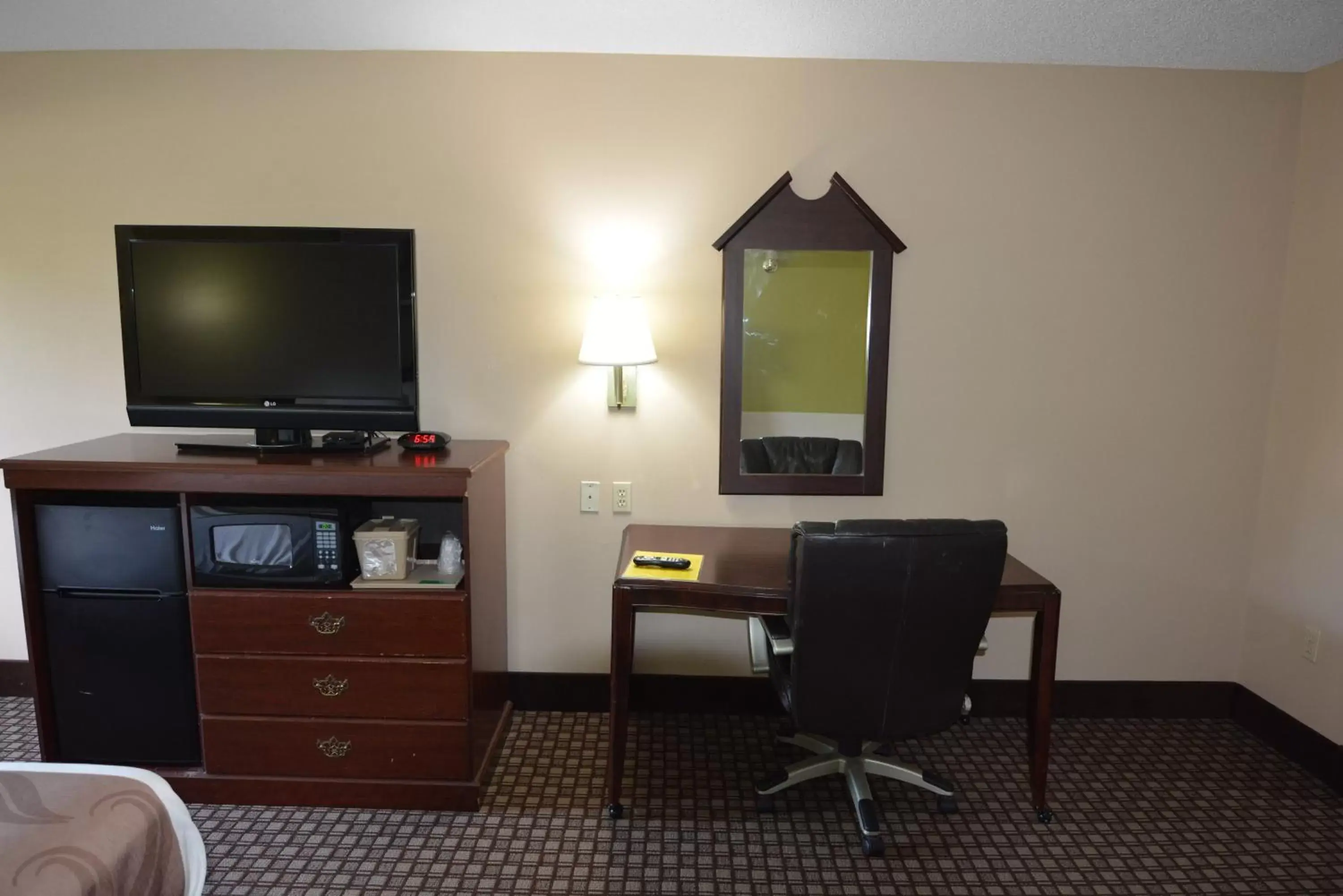 TV/Entertainment Center in Jameson Inn and Suites Hazelhurst