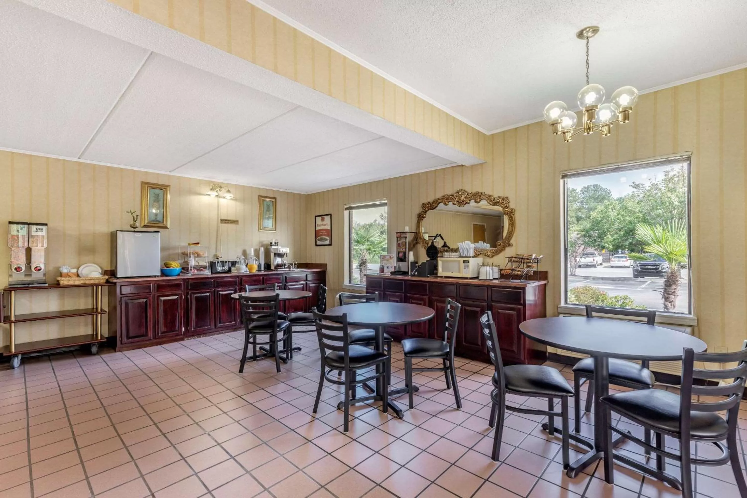 Restaurant/places to eat in Econo Lodge Inn & Suites