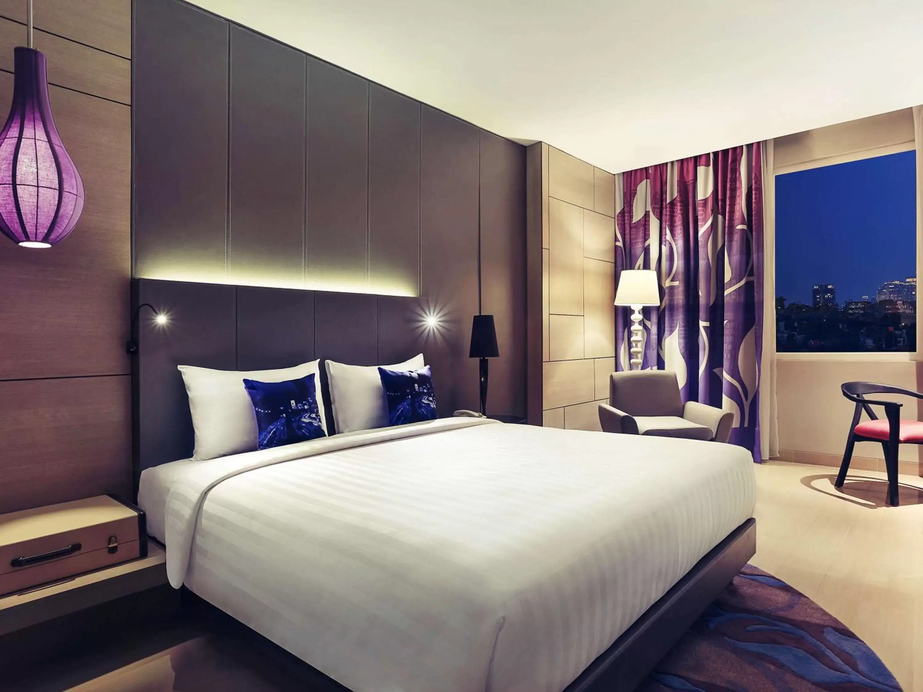 Photo of the whole room, Bed in Mercure Jakarta Sabang