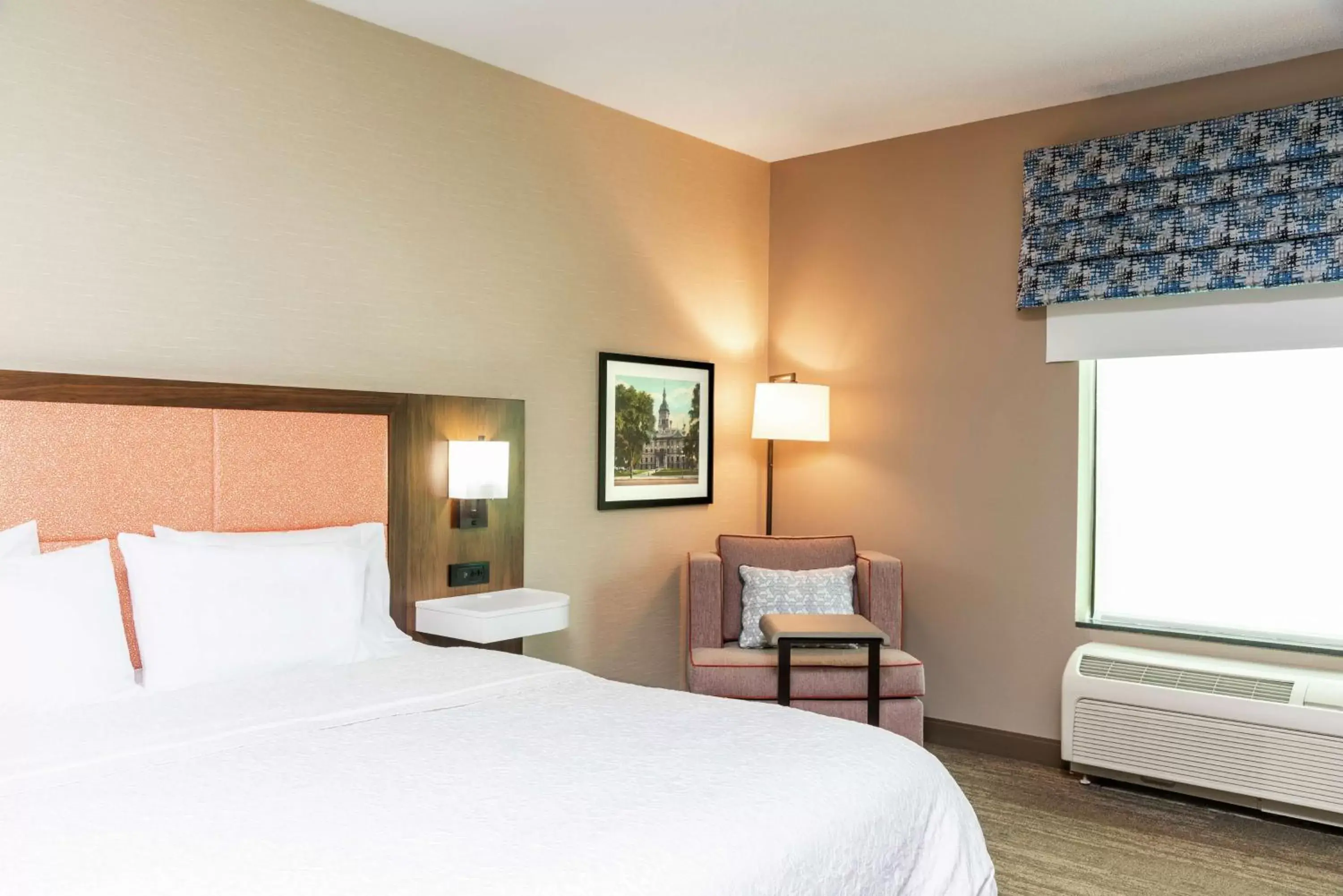 Bed in Hampton Inn & Suites Marshalltown