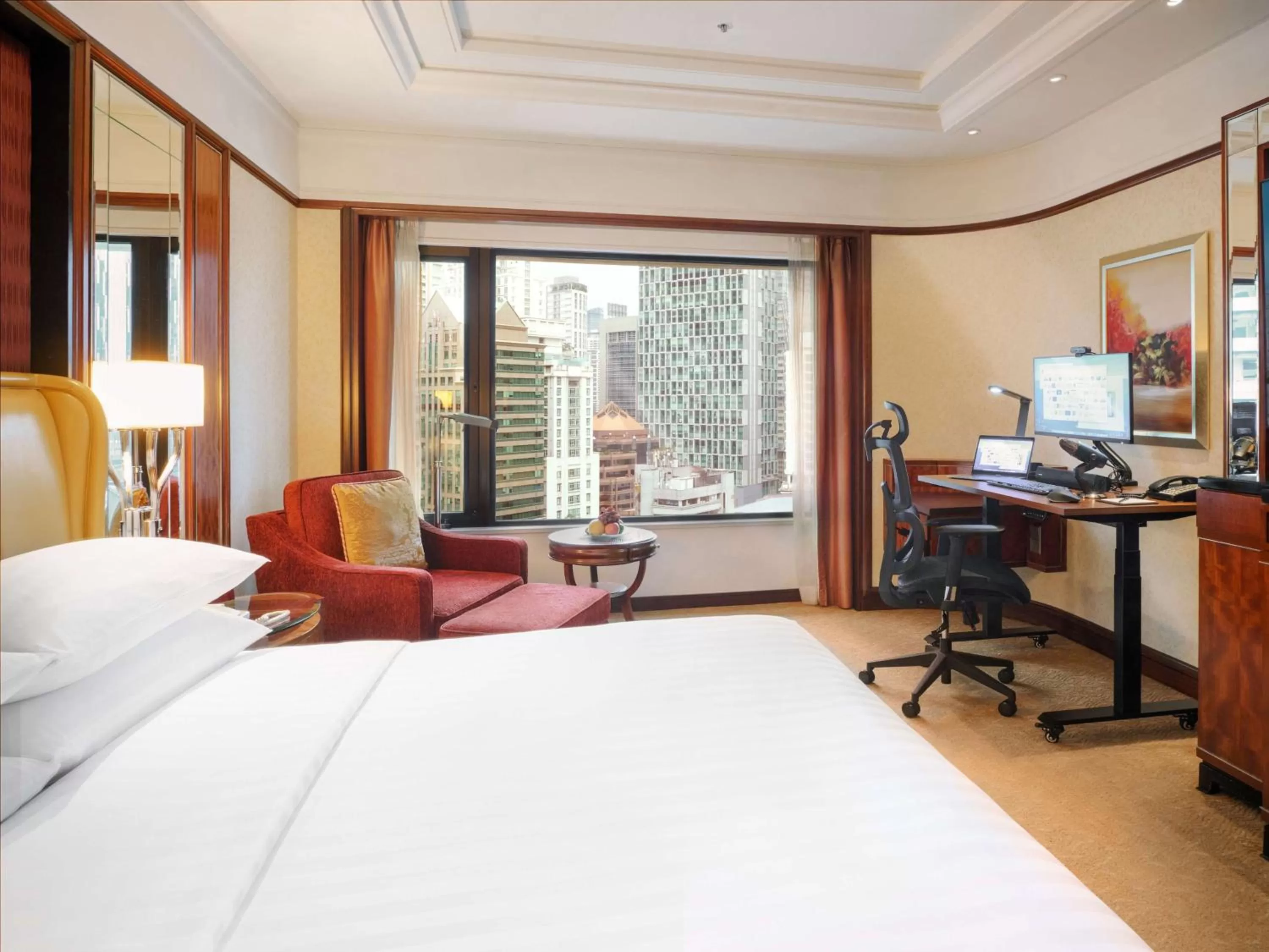 Photo of the whole room, Bed in Shangri-La Kuala Lumpur