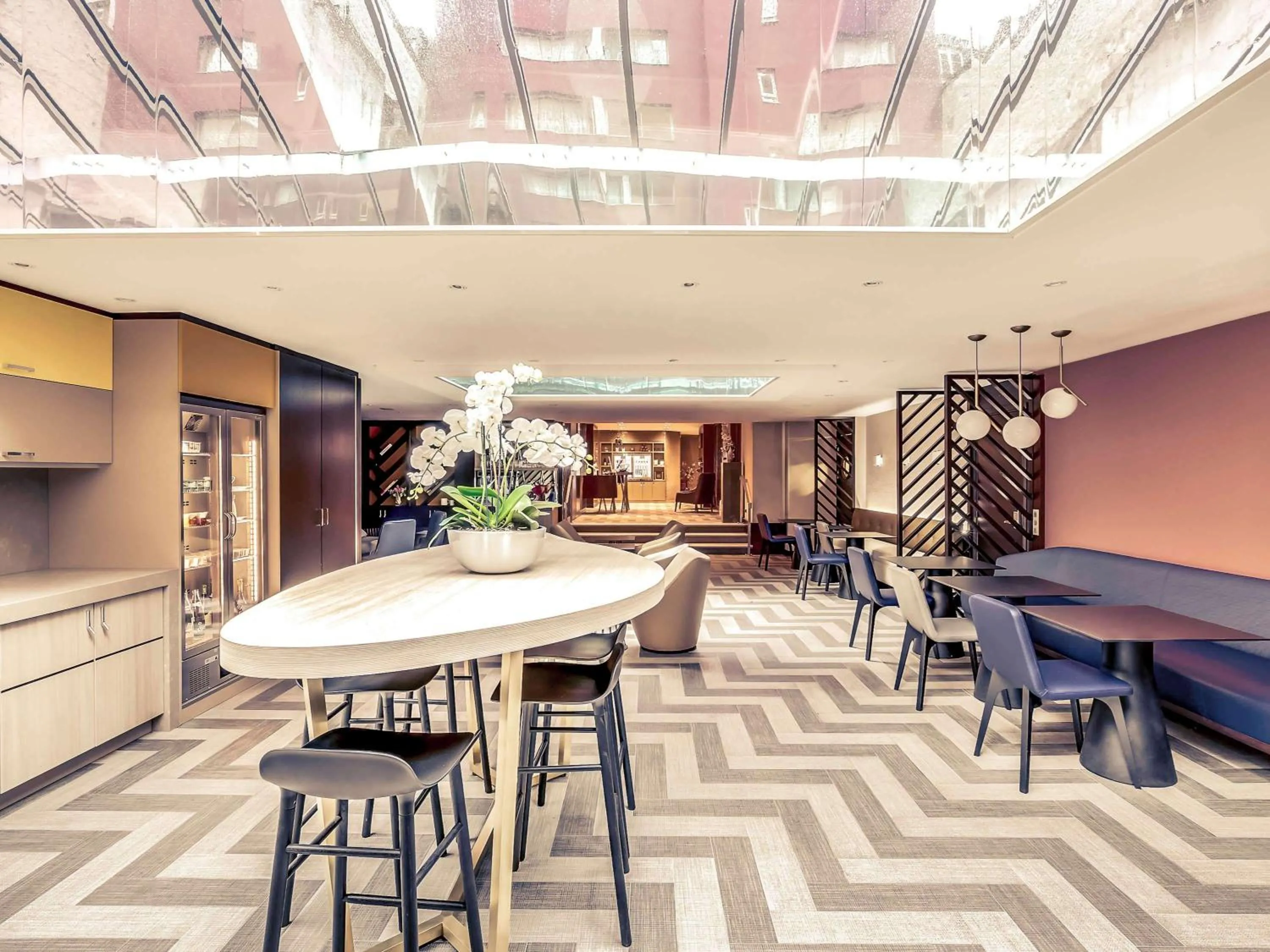 Restaurant/places to eat in Mercure Paris Arc de Triomphe Etoile