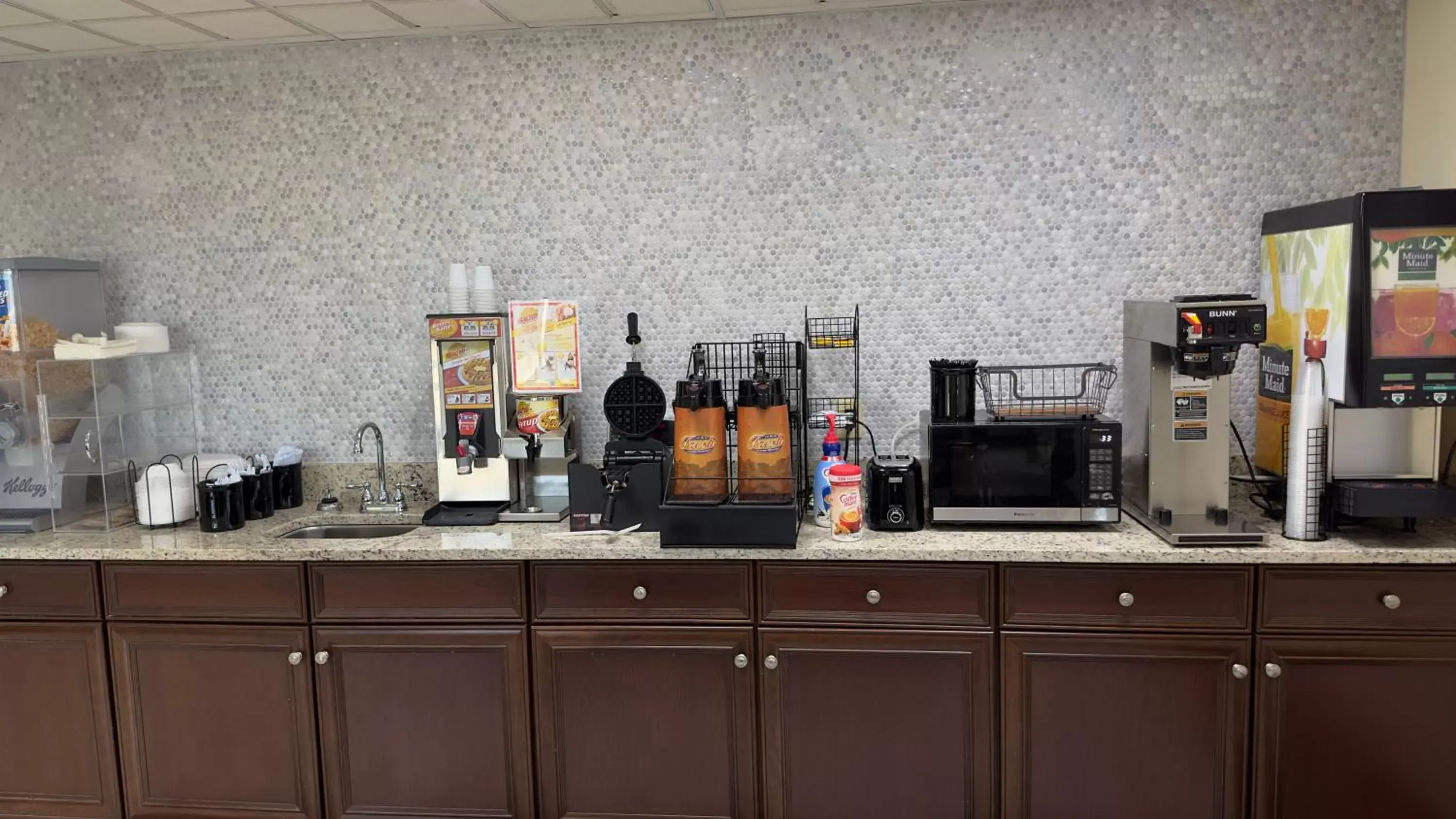 Coffee/tea facilities, Kitchen/Kitchenette in Days Inn By Wyndham Lexington-Columbia
