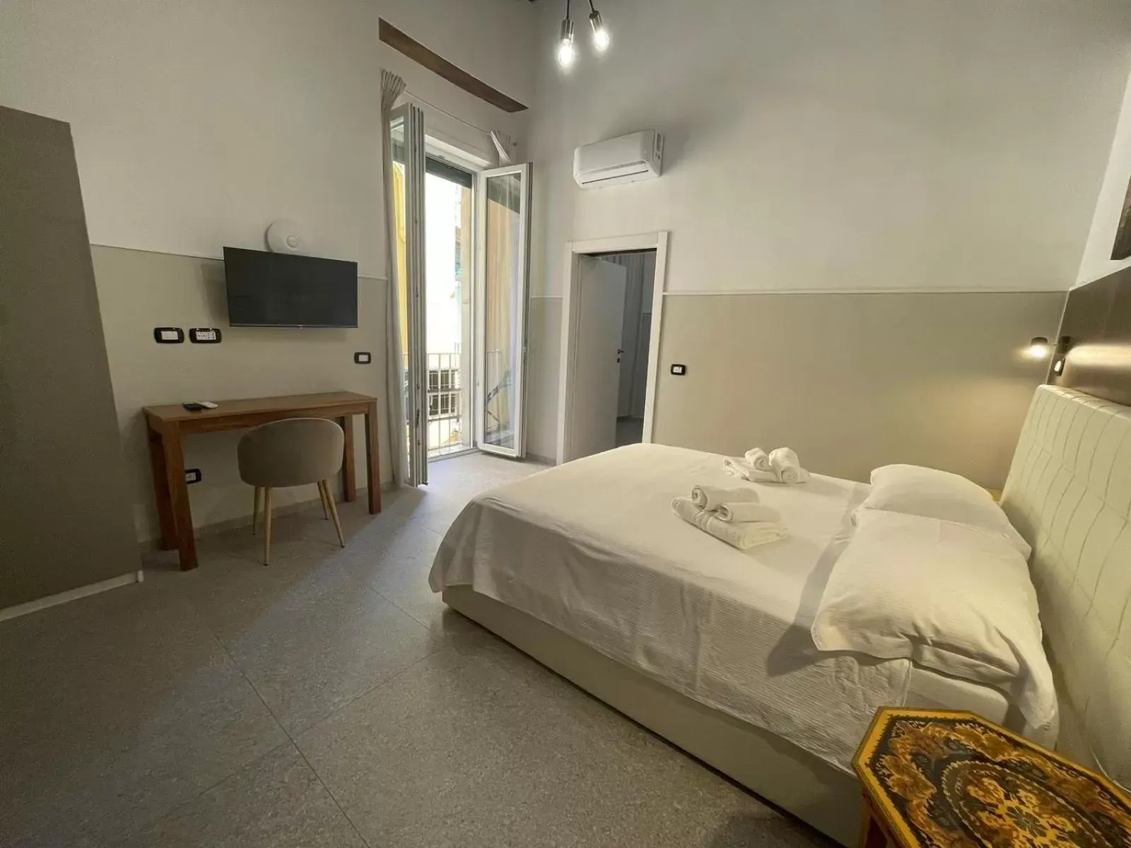 Photo of the whole room, Bed in La Suite del Centro Storico