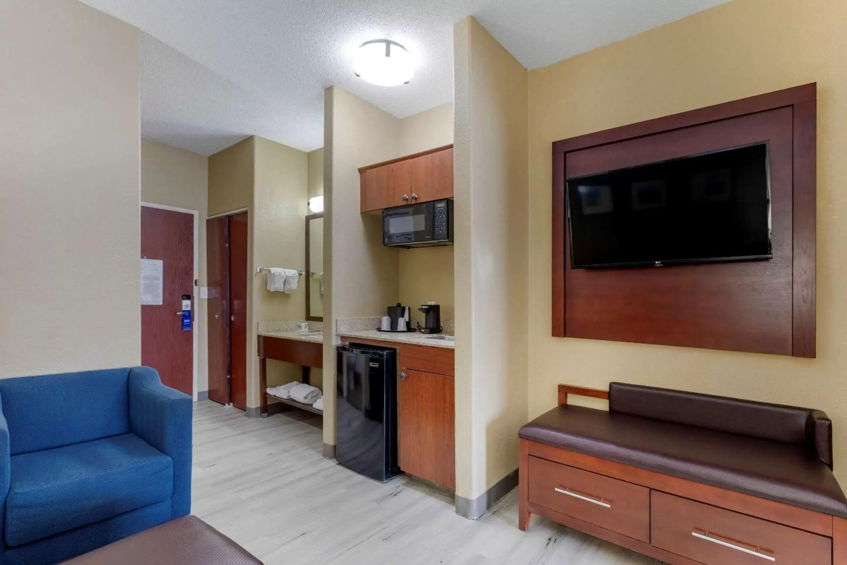 Bedroom, TV/Entertainment Center in Comfort Suites Lakewood - Denver