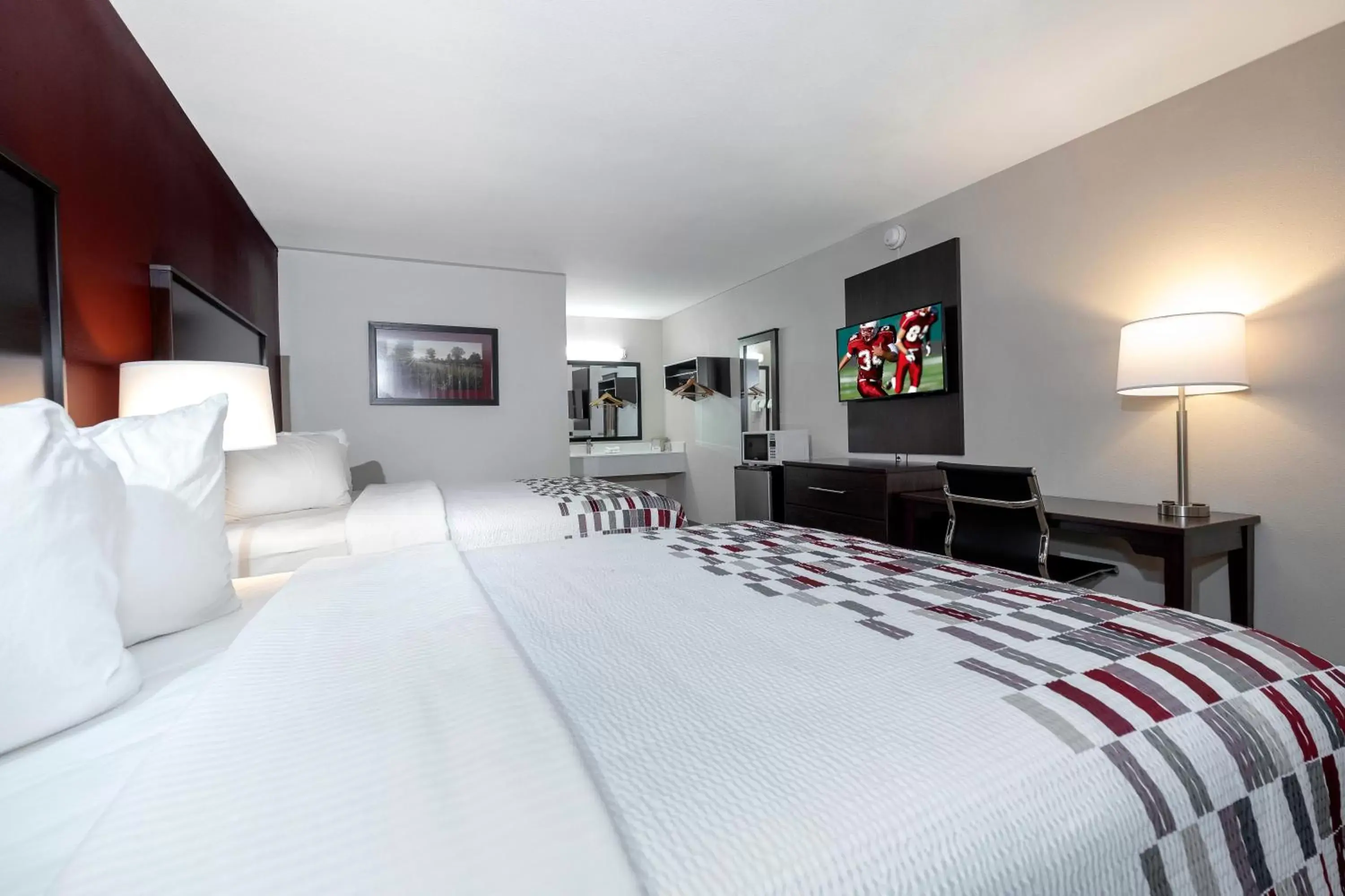 Photo of the whole room, Bed in Red Roof Inn Fort Smith Downtown Photo of the whole room, Bed in Red Roof Inn Fort Smith Downtown