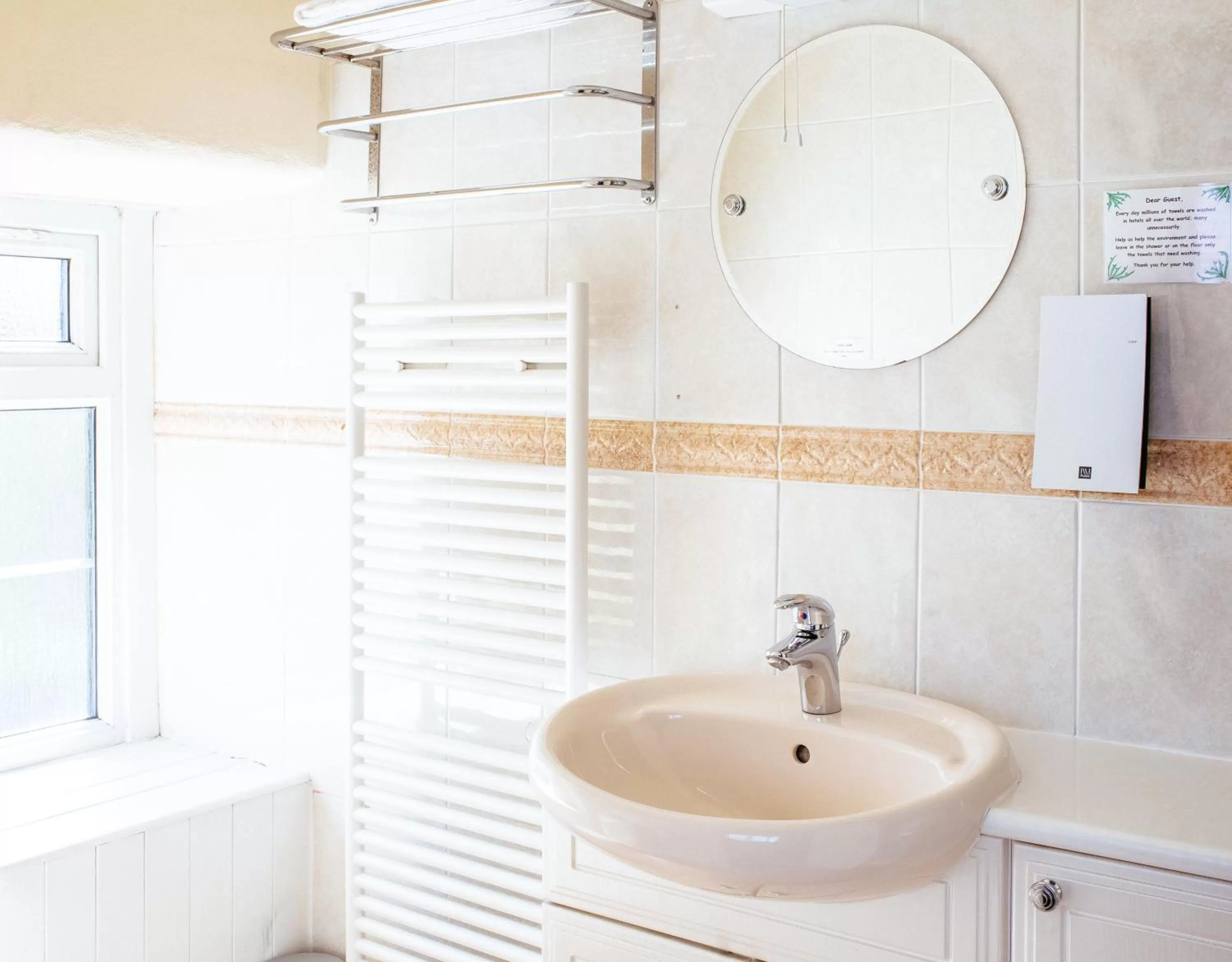 Bathroom in Pymgate Lodge Hotel Manchester Airport