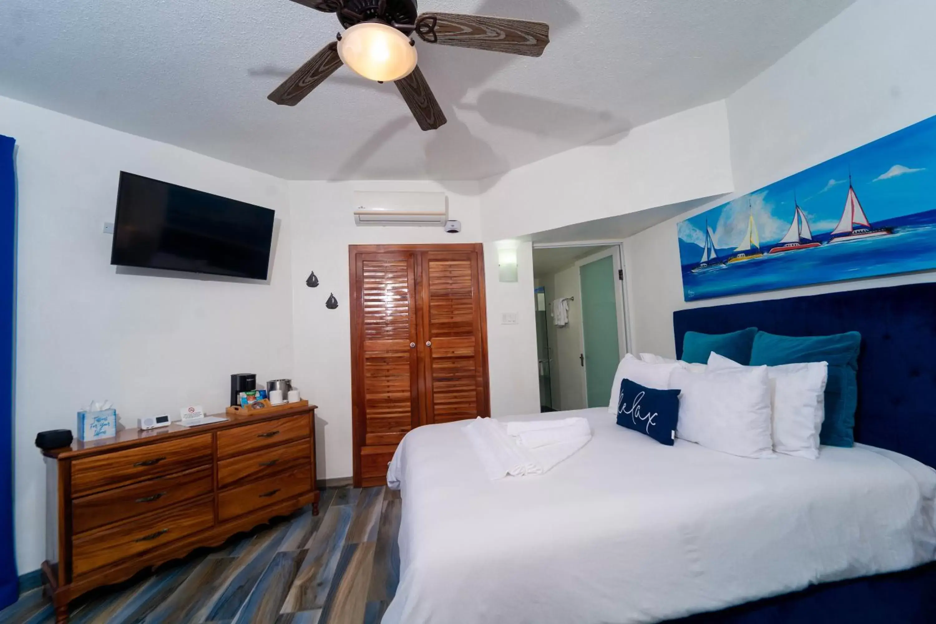 Bedroom, Bed in Blue Skies Beach Resort