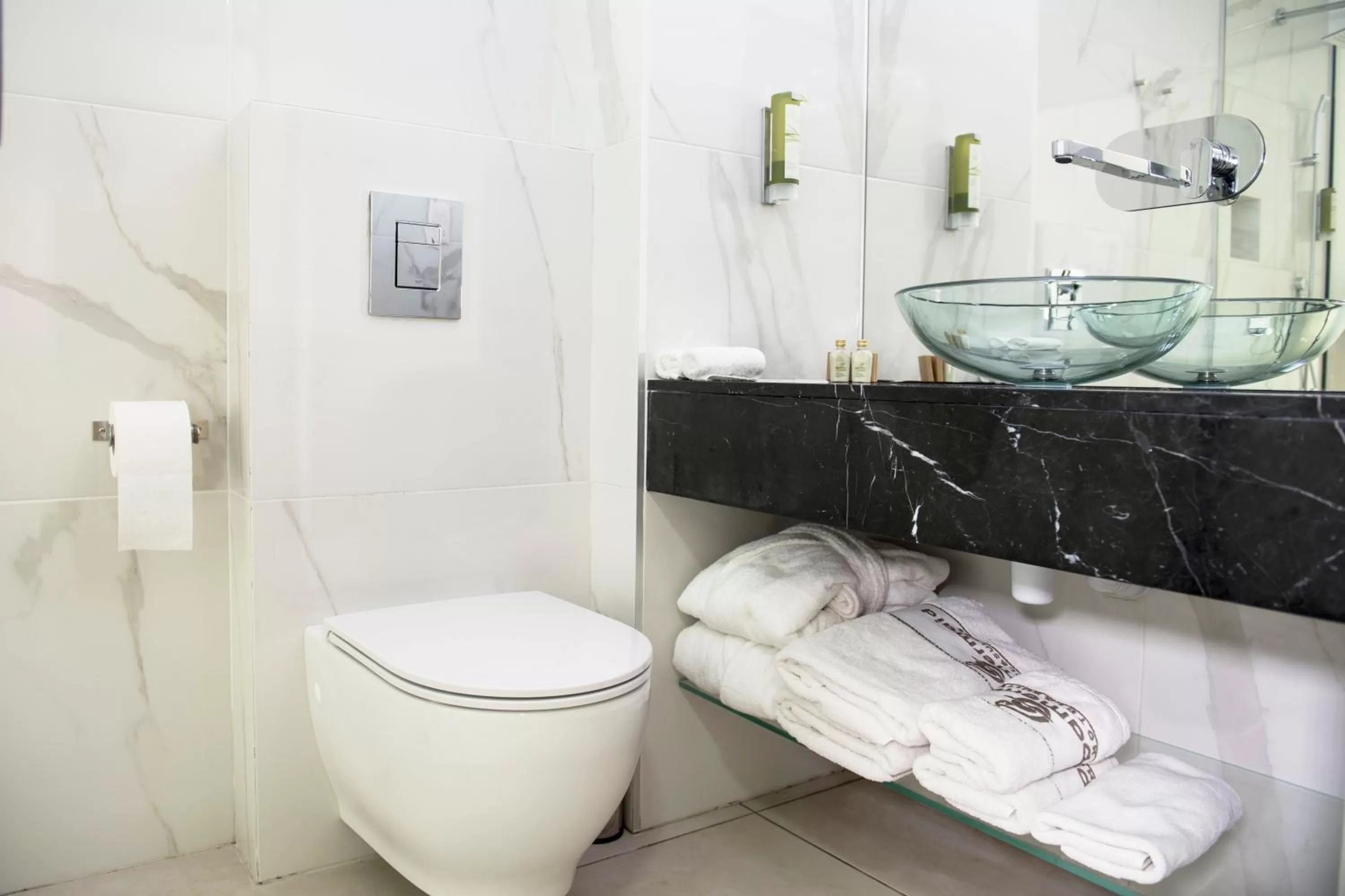 Toilet in Napa Mermaid Hotel & Suites