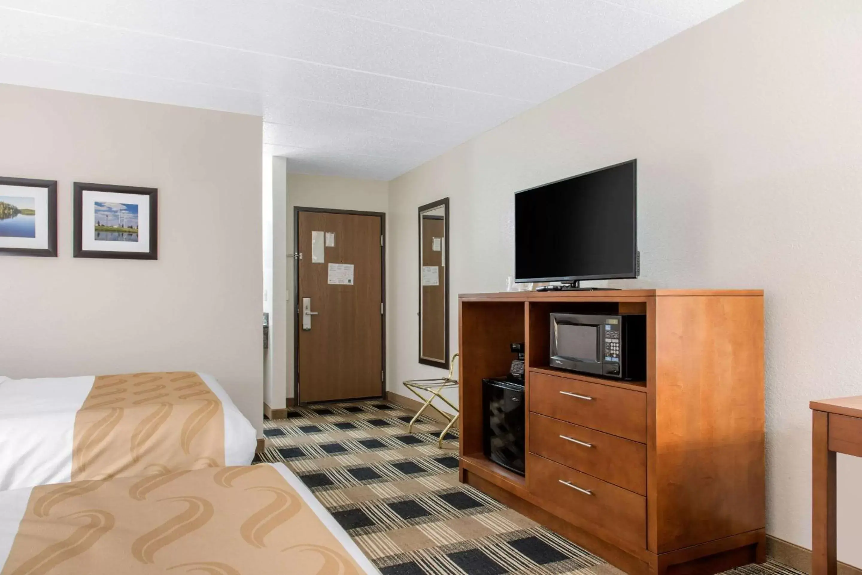 Photo of the whole room, TV/Entertainment Center in Quality Inn near Medical Center