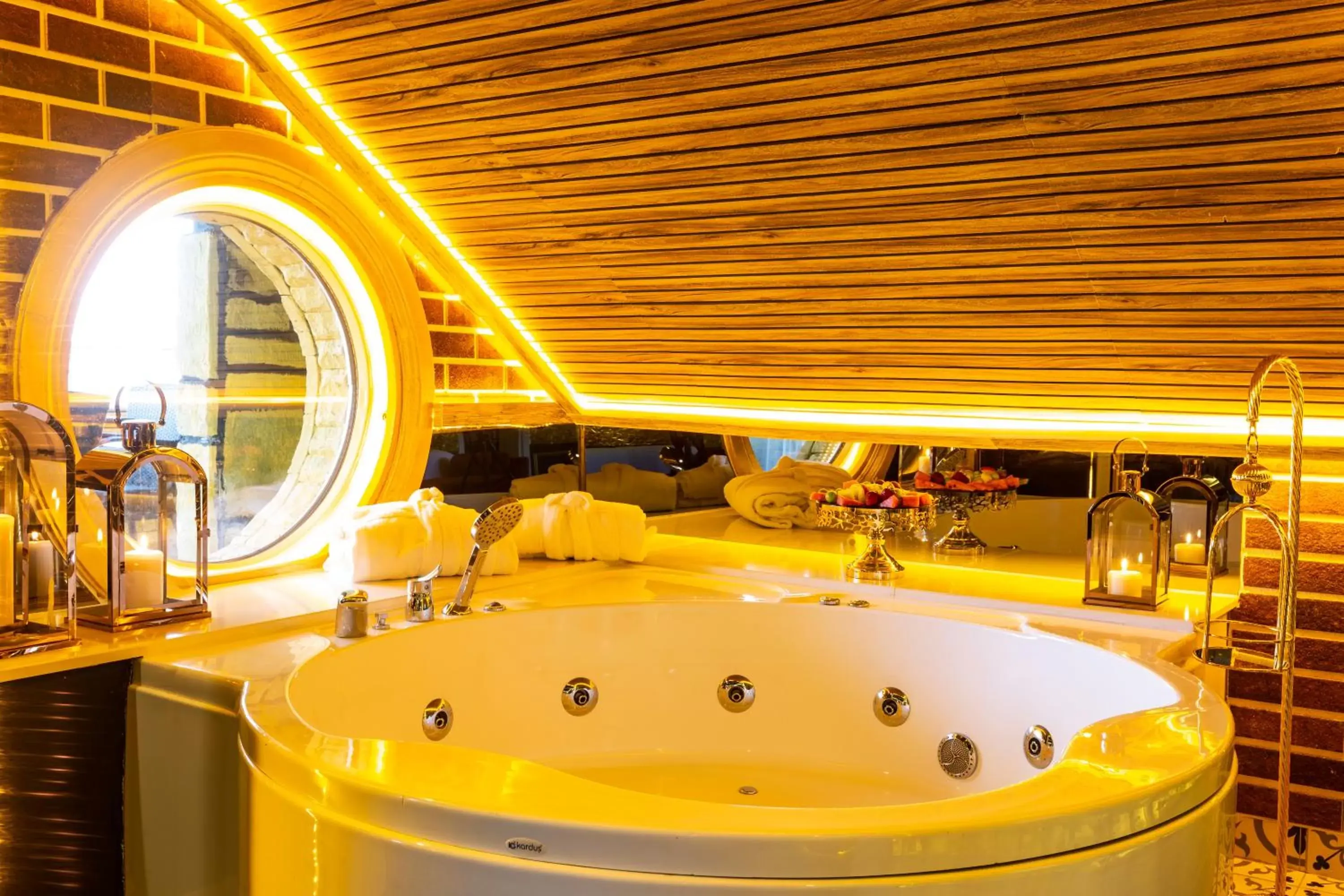 Hot Tub, Bathroom in Andalouse Elegant Suite Hotel