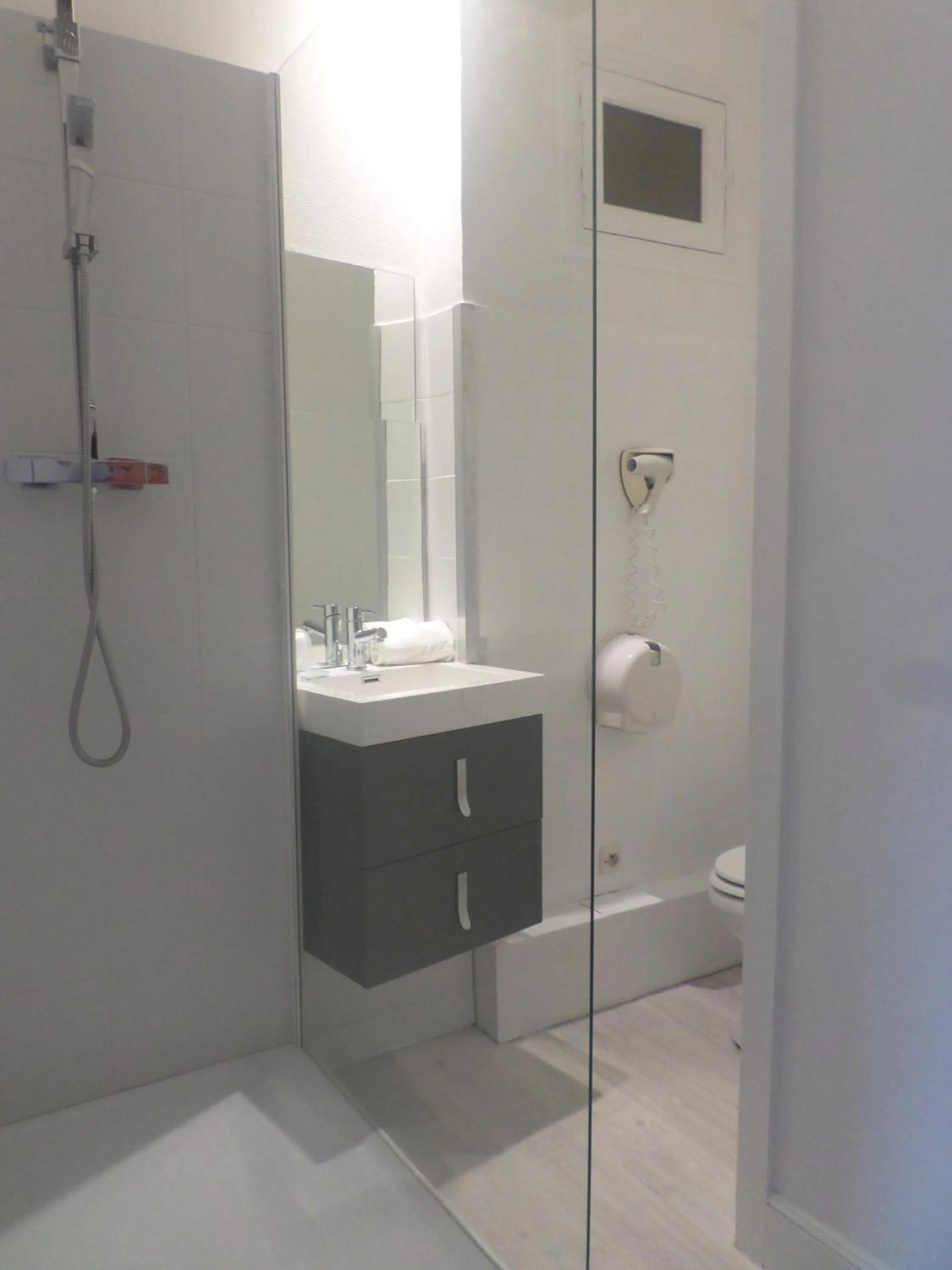 Shower in Hôtel Villa Du Parc