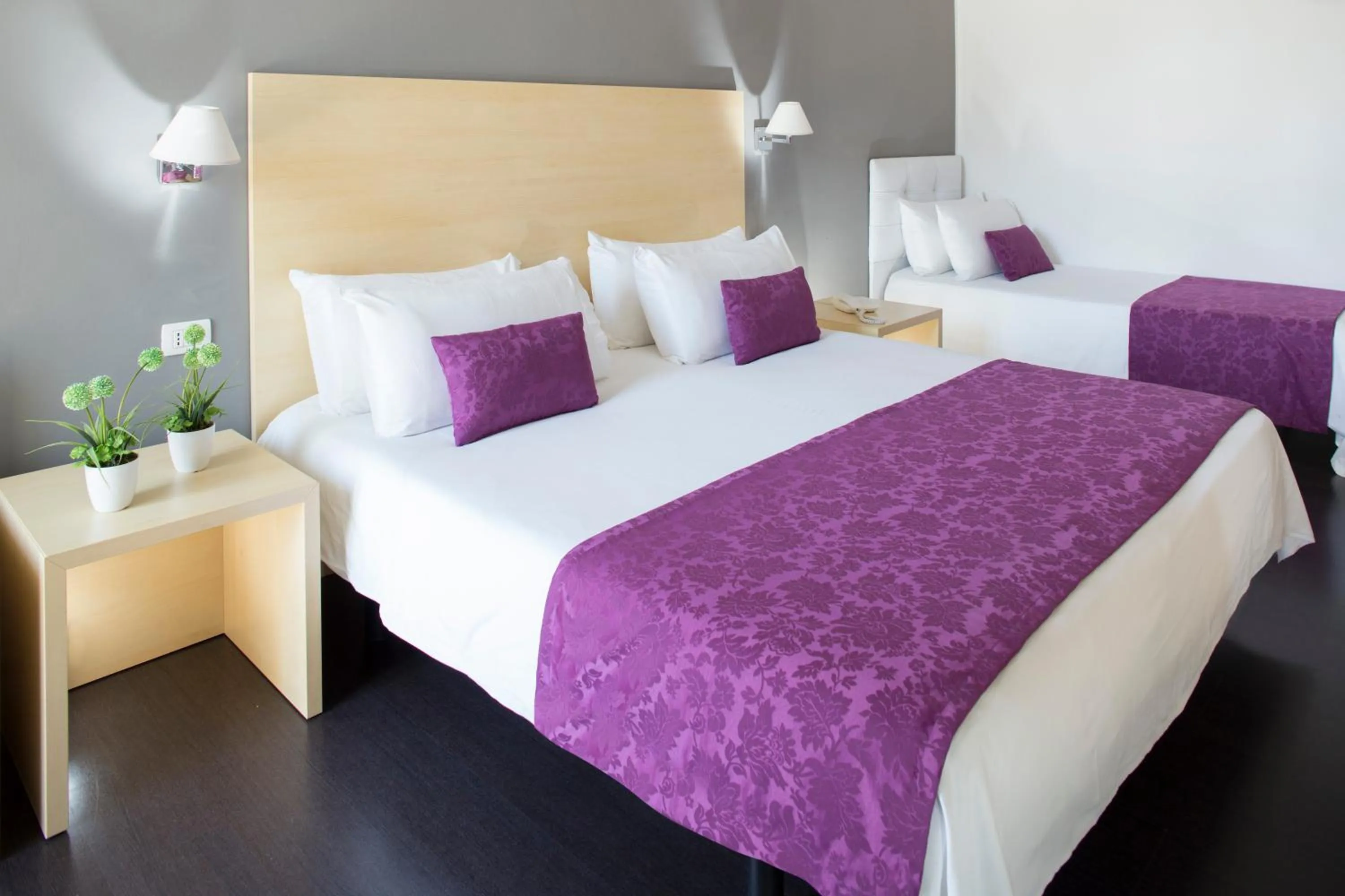 Photo of the whole room, Bed in Club Meeting Hotel