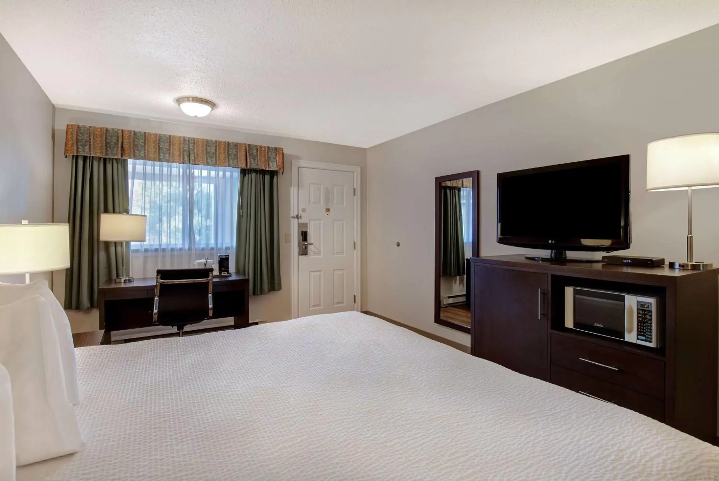 Bed, TV/Entertainment Center in Days Inn by Wyndham Vernon