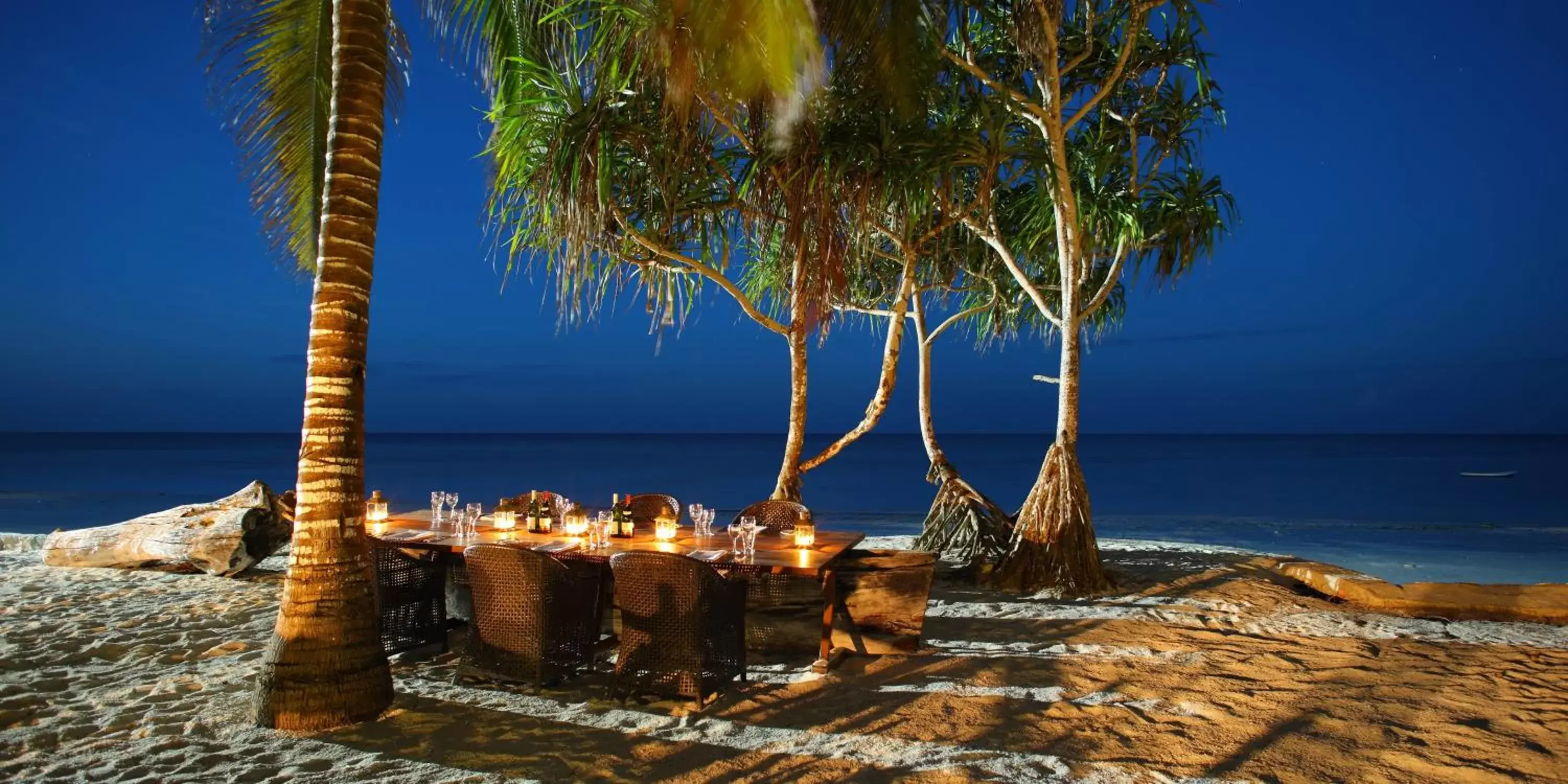 Restaurant/places to eat, Beach in Sultan Sands Island Resort