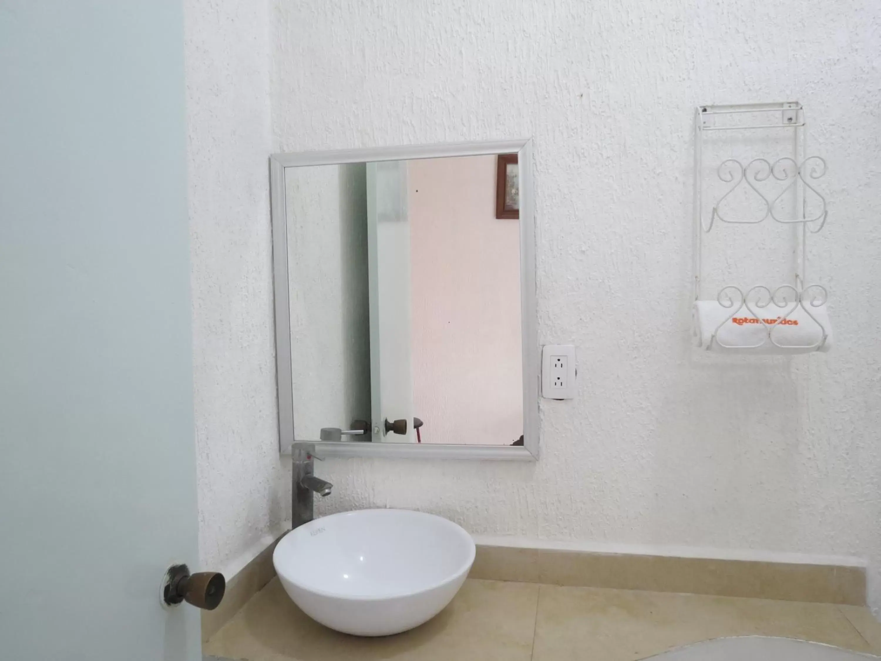 Bathroom in Hotel Albri by Rotamundos