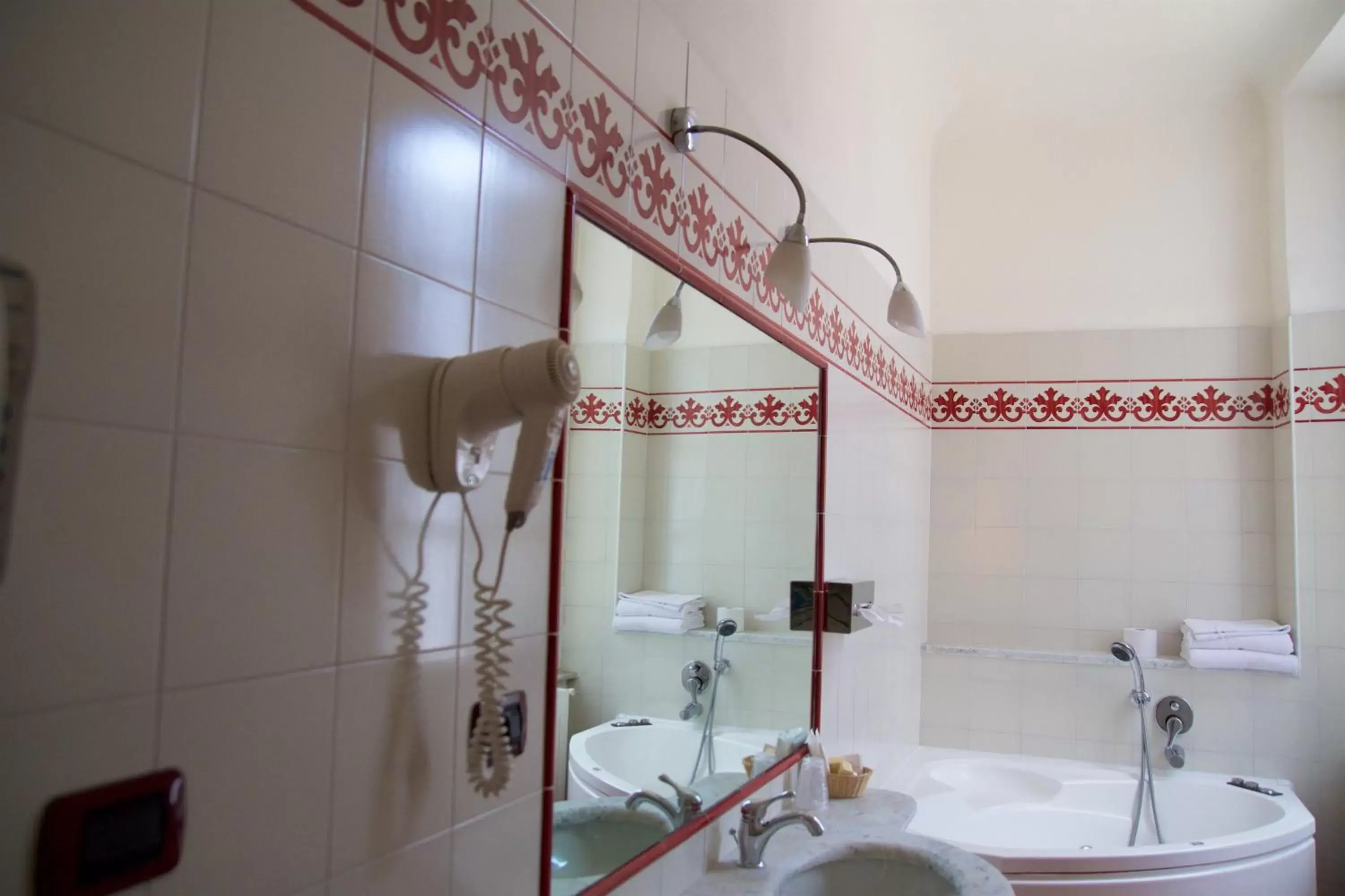 Shower, Bathroom in Hotel La Luna
