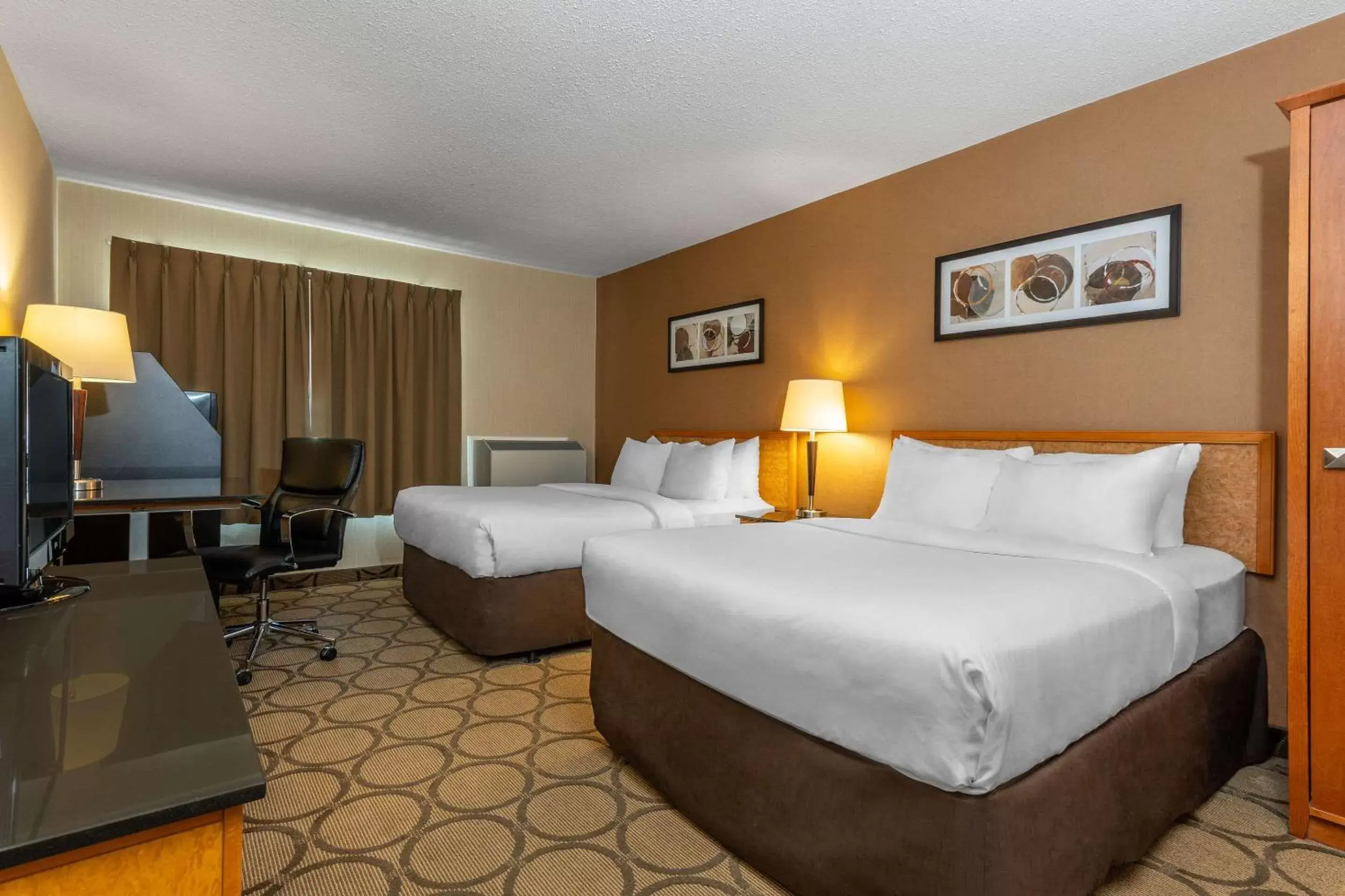 Photo of the whole room, Bed in Comfort Inn Kingston Highway 401