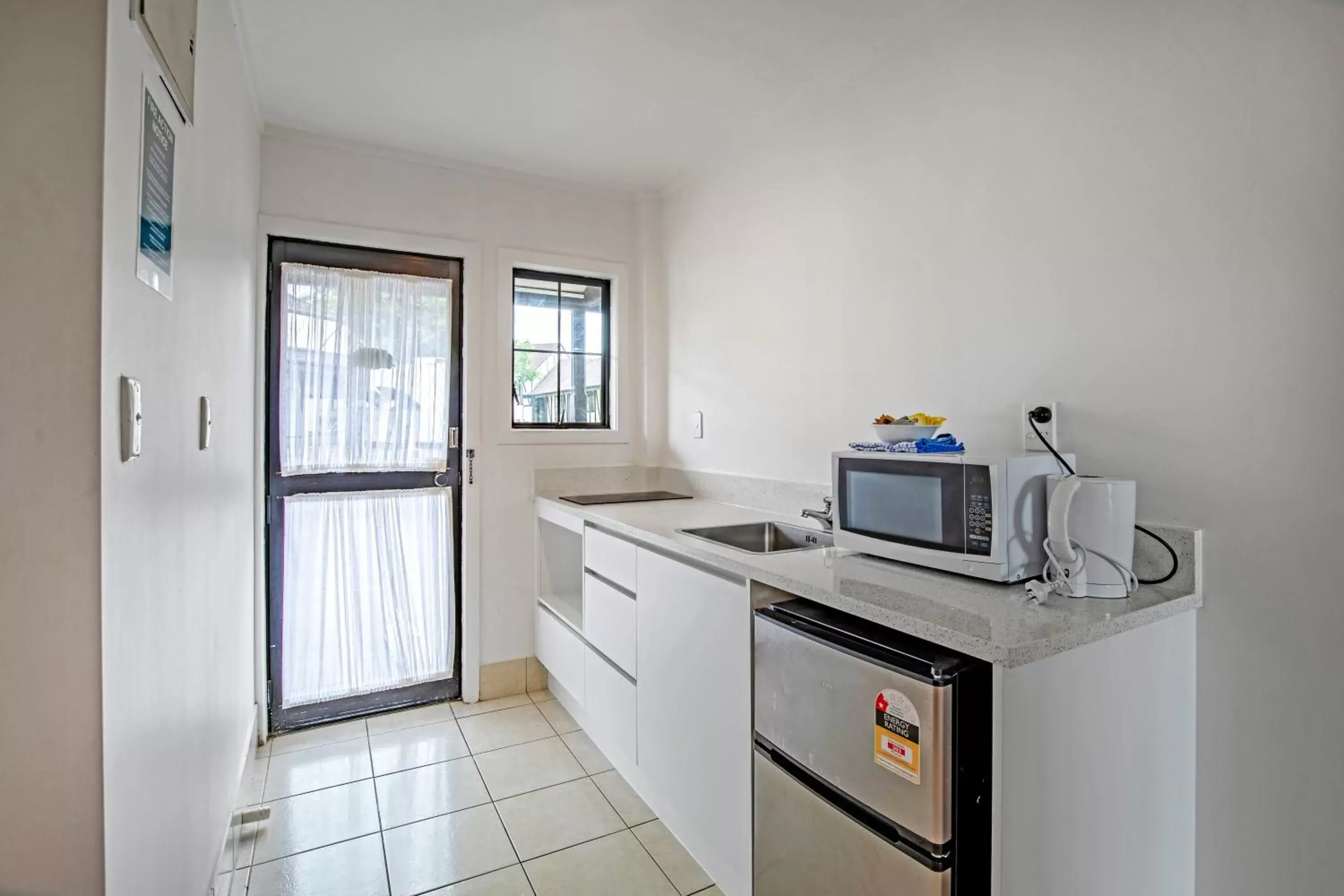 Kitchen/Kitchenette in Oakwood Manor Motor Lodge