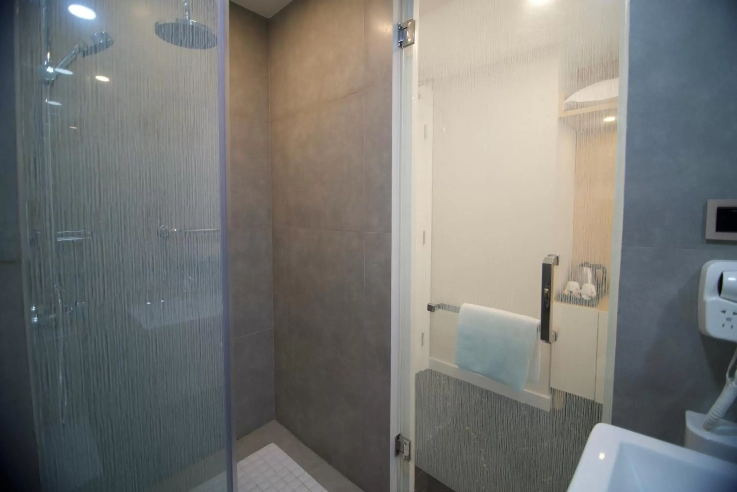 Shower, Bathroom in Verse Luxe Hotel Wahid Hasyim