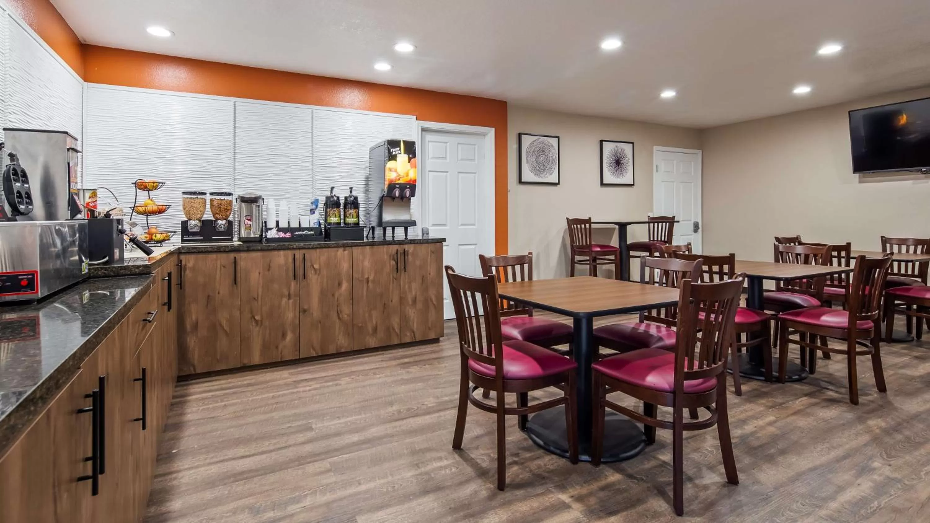 Restaurant/places to eat in SureStay Plus Hotel by Best Western Hesperia