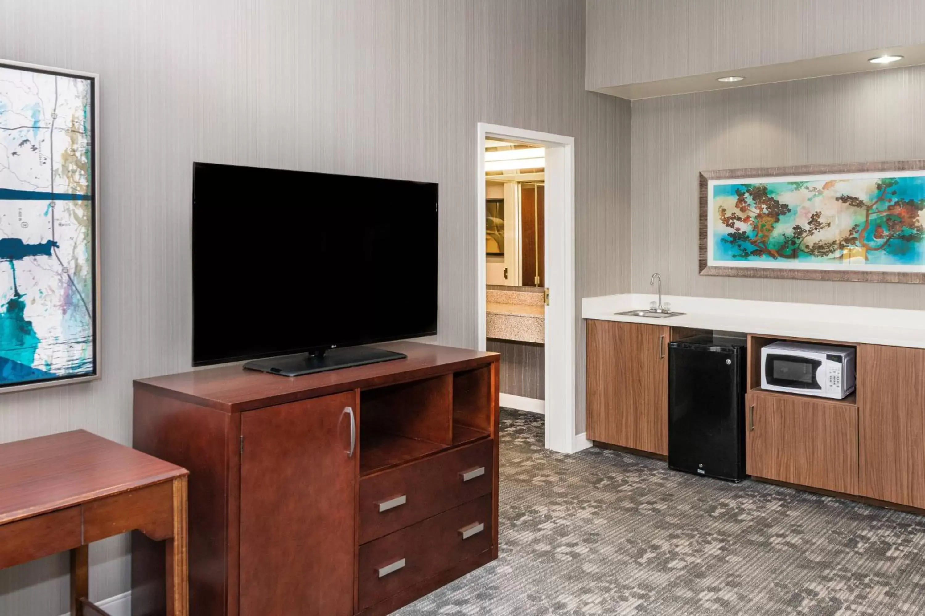 Photo of the whole room, TV/Entertainment Center in Courtyard by Marriott Columbus Tipton Lakes