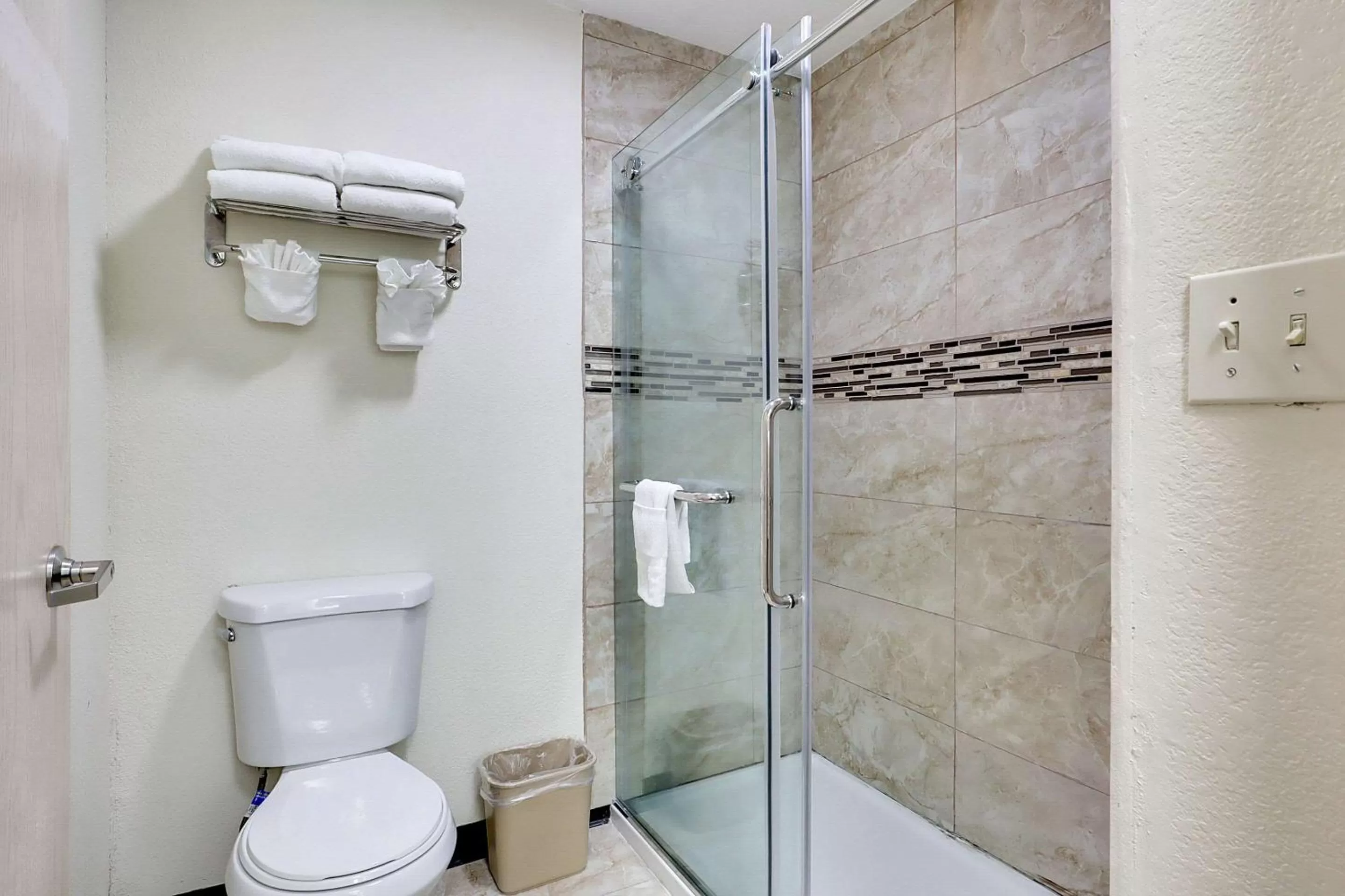 Bathroom in Quality Suites Albuquerque Airport