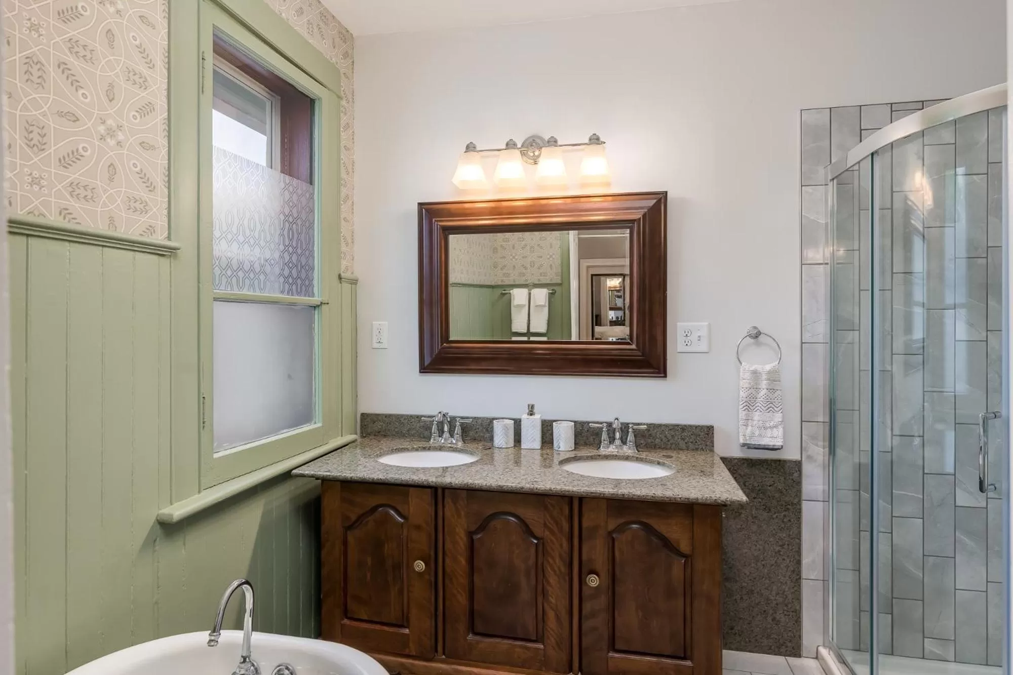 Bathroom in Moulin Rouge House Bed and Breakfast
