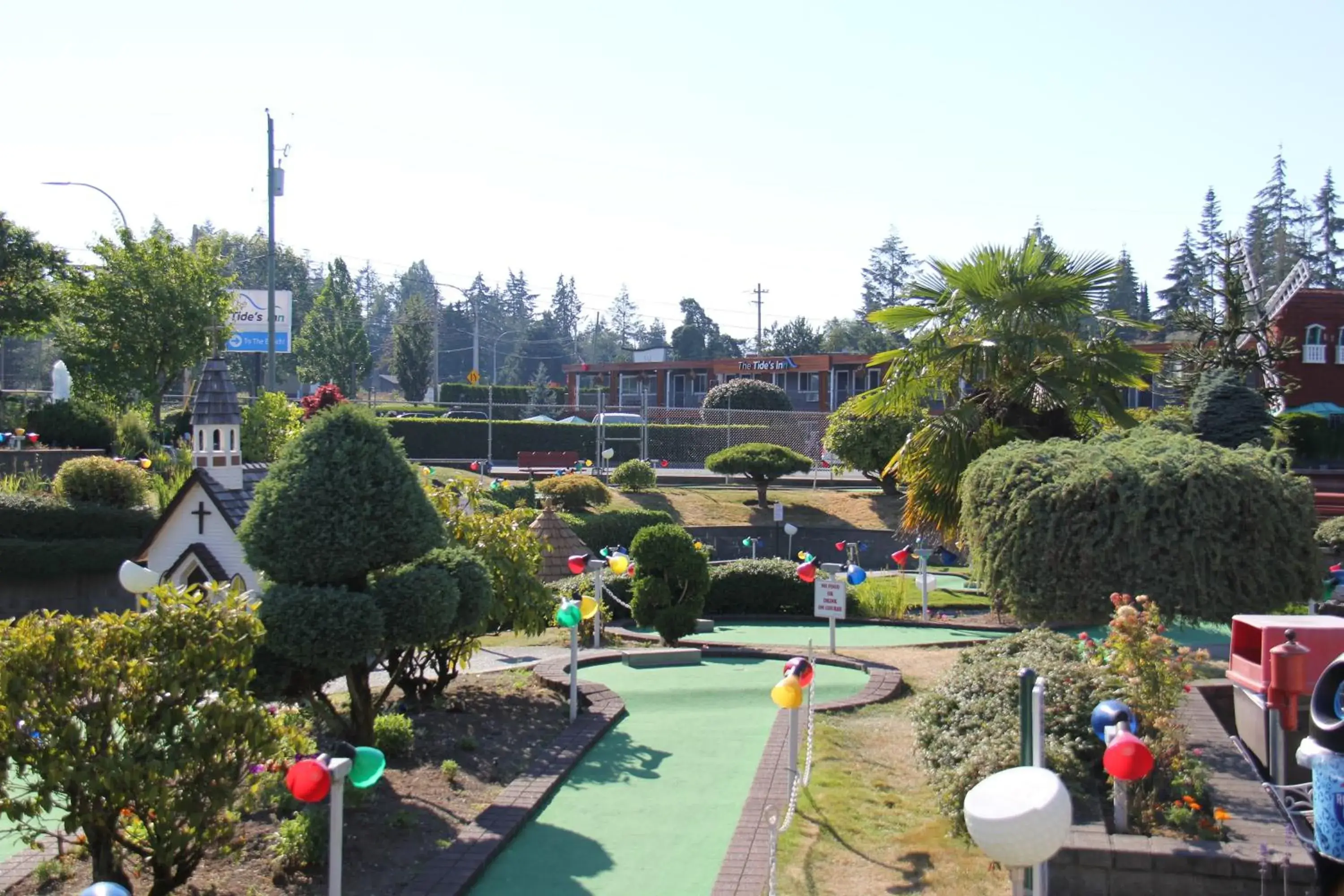 Minigolf, Pool View in The Tide's Inn