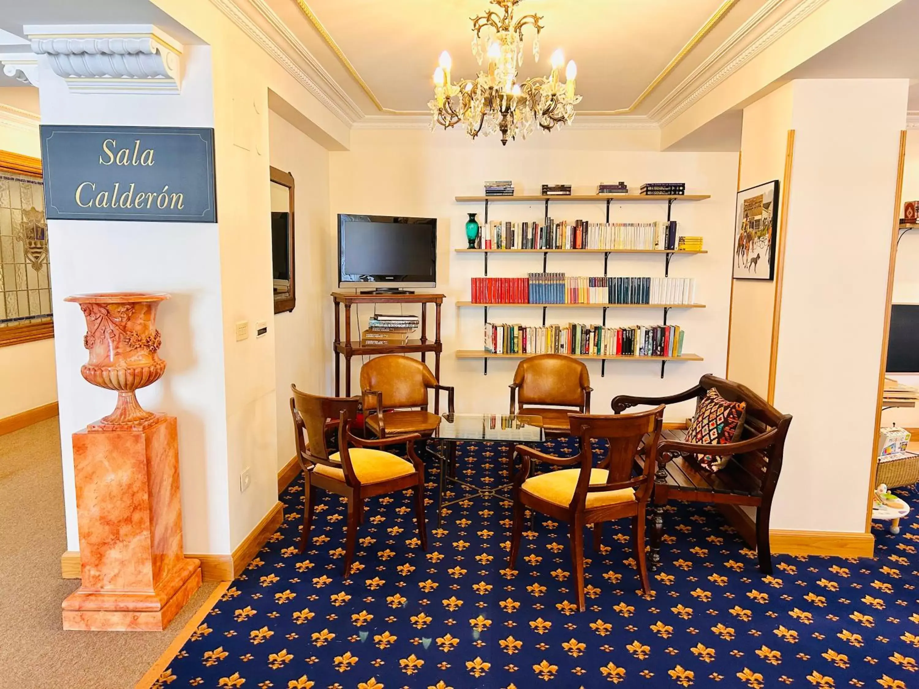 Communal lounge/ TV room in Hotel Zarauz