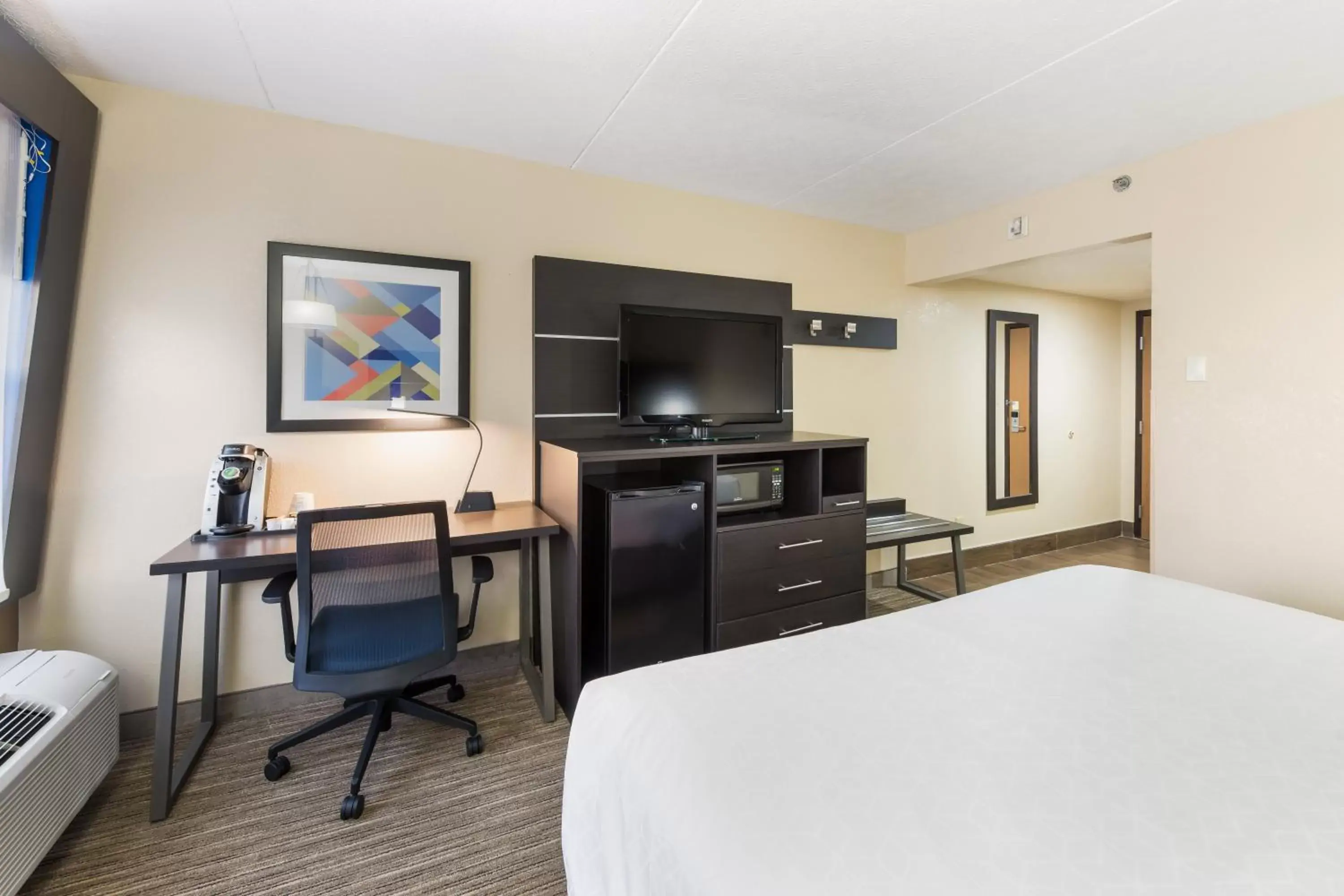 Photo of the whole room, TV/Entertainment Center in Holiday Inn Express London-I-70, an IHG Hotel