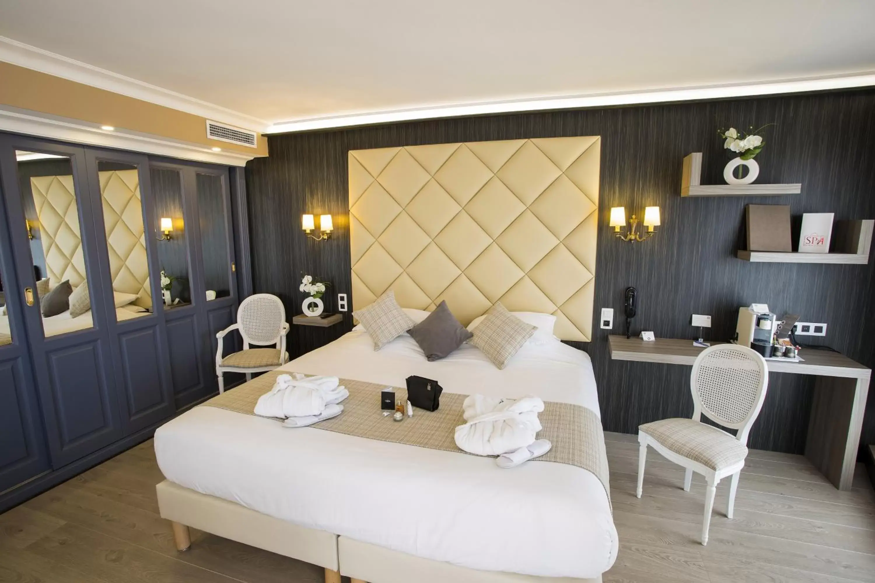 Bed in Best Western Plus Cannes Riviera