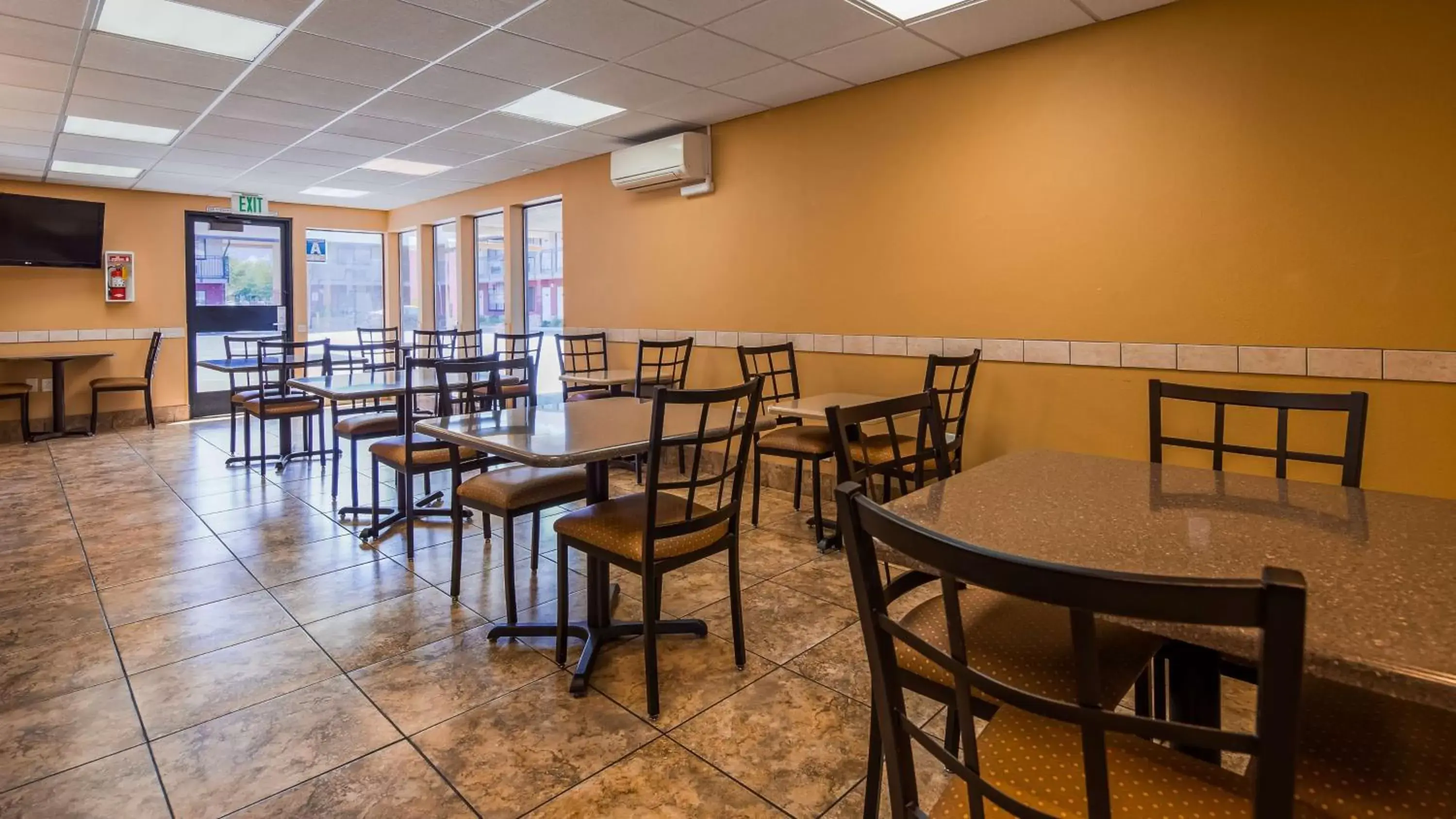 Restaurant/places to eat, Lounge/Bar in SureStay Hotel by Best Western Tehachapi
