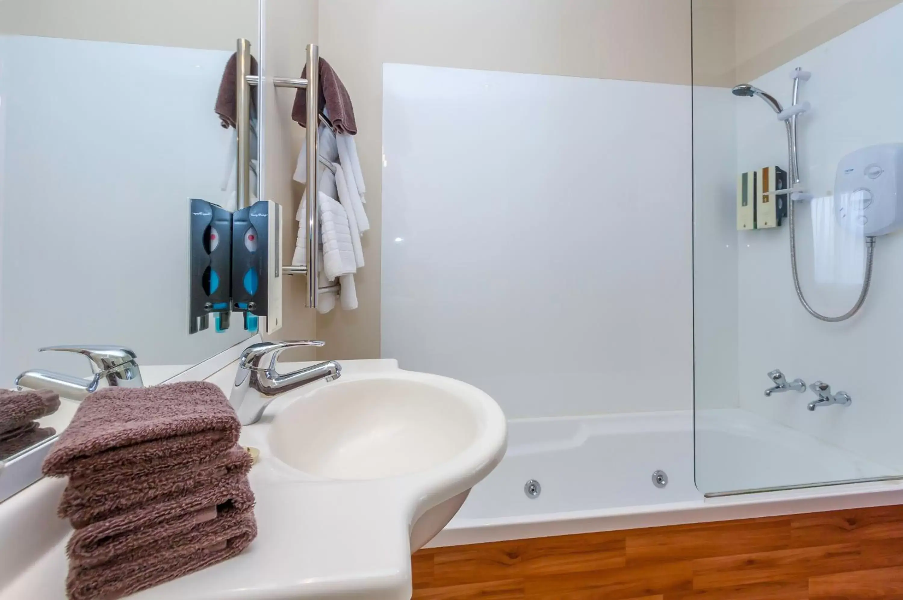 Shower, Bathroom in Deans Bush Motel