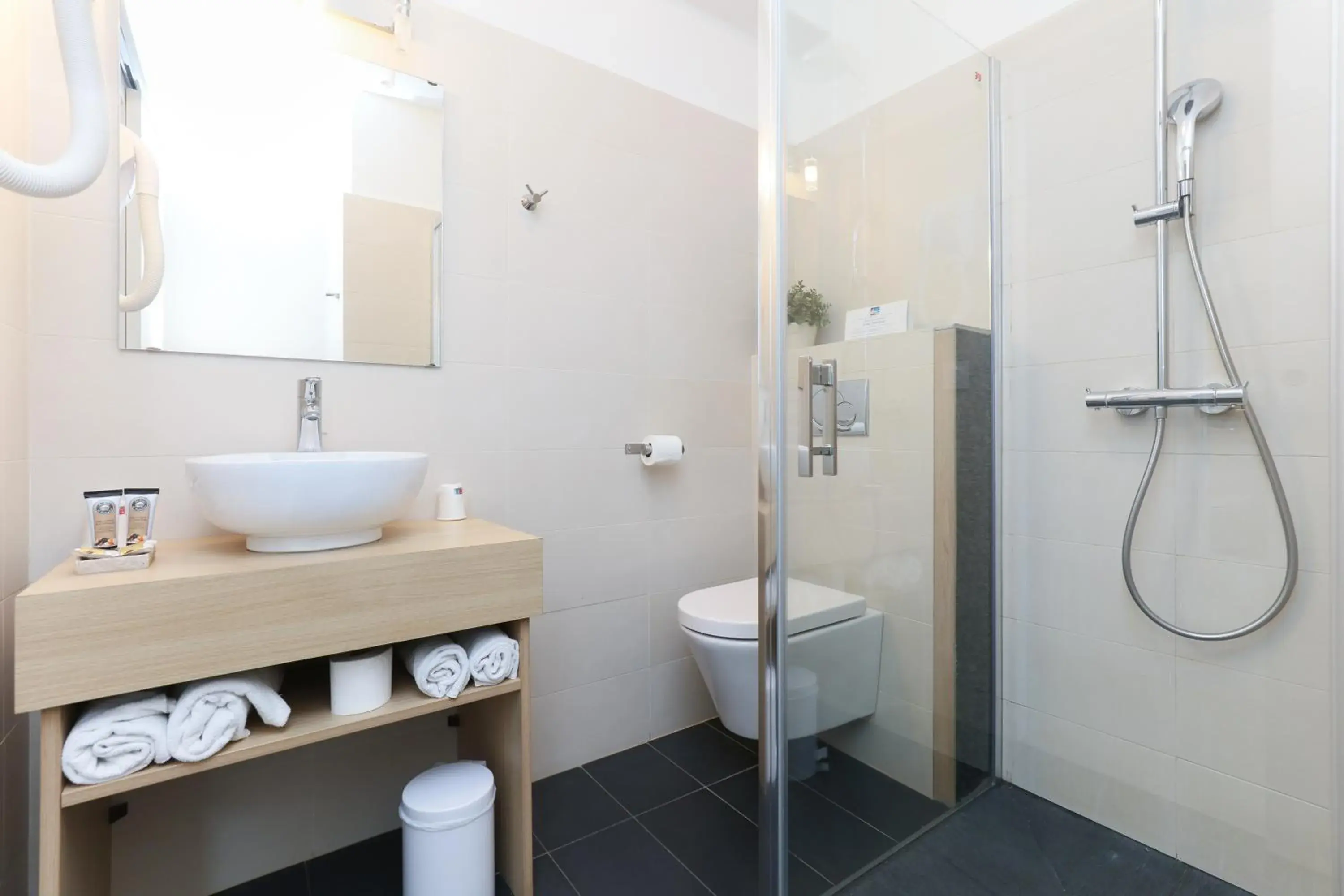 Bathroom in Hotel Méditerranée